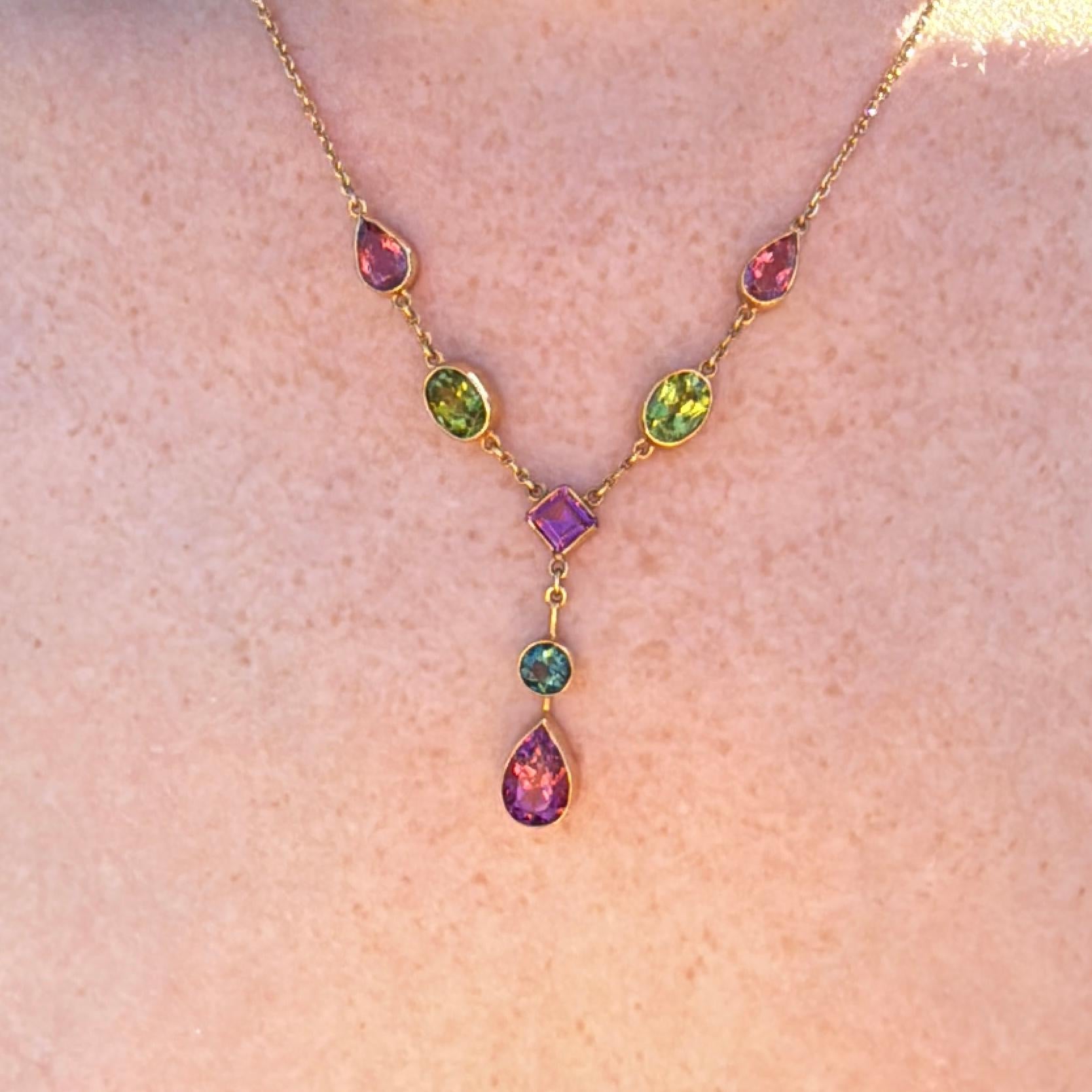 Lavalier-Halskette aus rosa Turmalin, Peridot und blauem Turmalin - 14K Gelbgold (Moderne) im Angebot