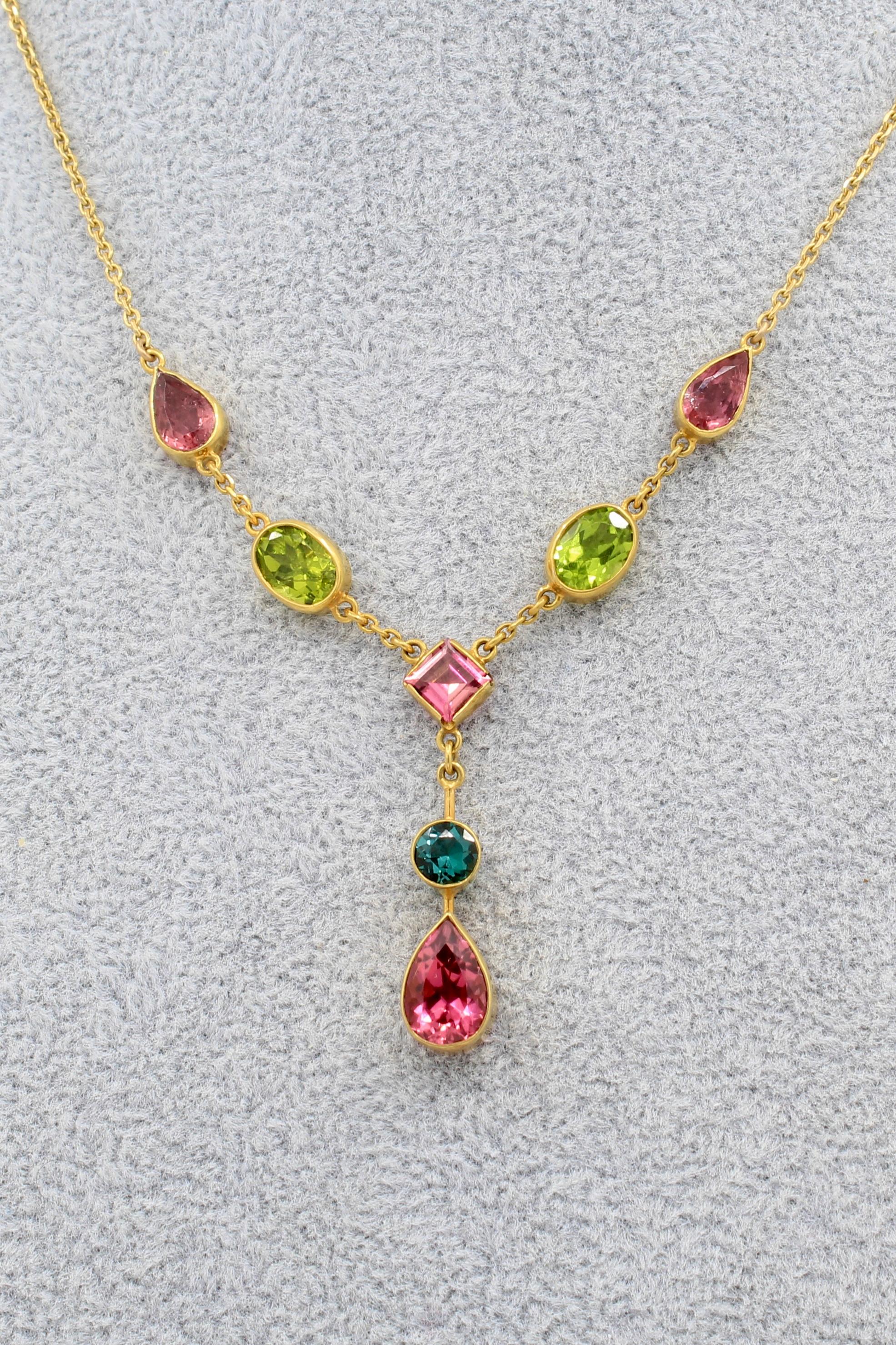 Lavalier-Halskette aus rosa Turmalin, Peridot und blauem Turmalin - 14K Gelbgold (Tropfenschliff) im Angebot