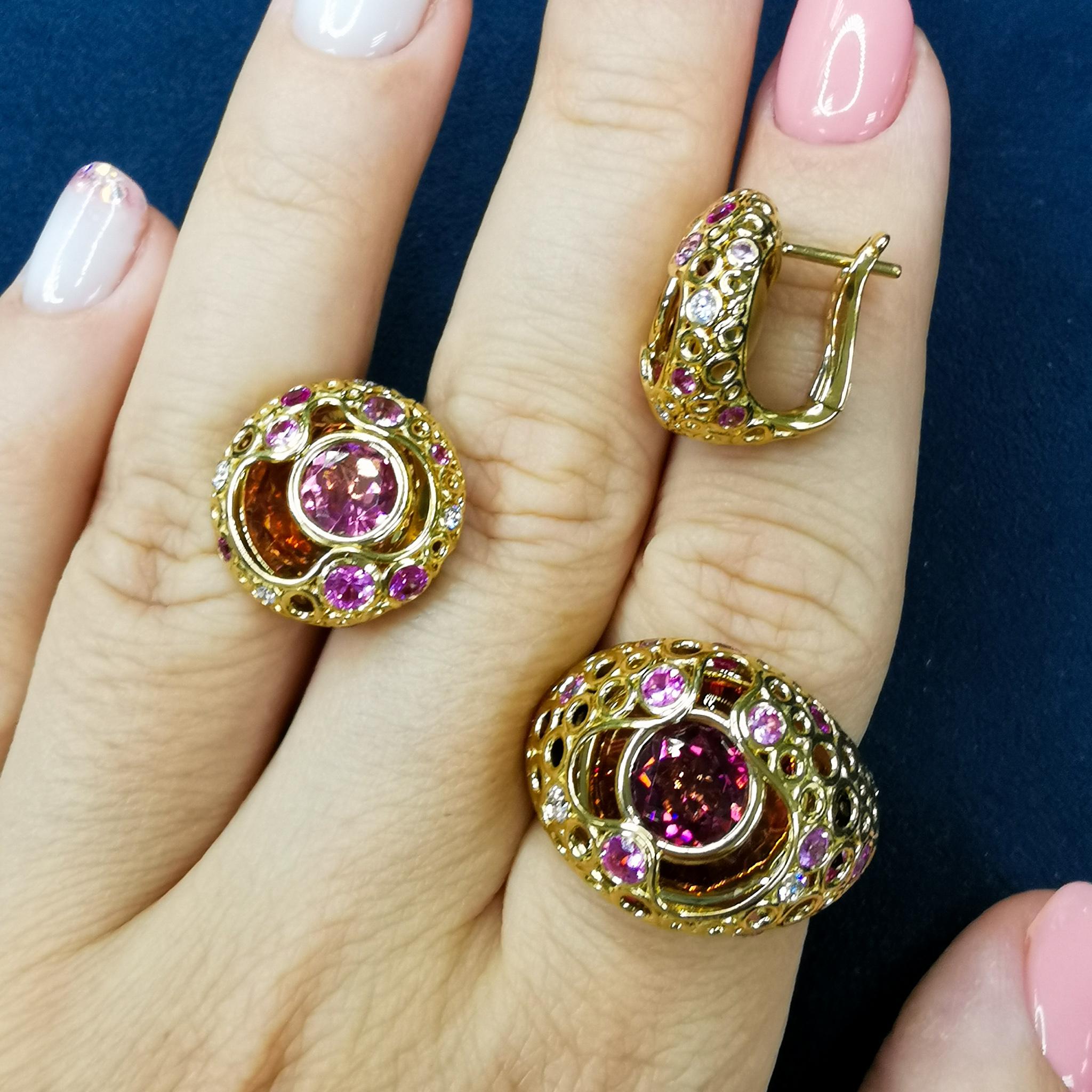 Contemporary Pink Tourmaline Pink Sapphires Diamonds 18 Karat Yellow Gold Bubble Suite For Sale