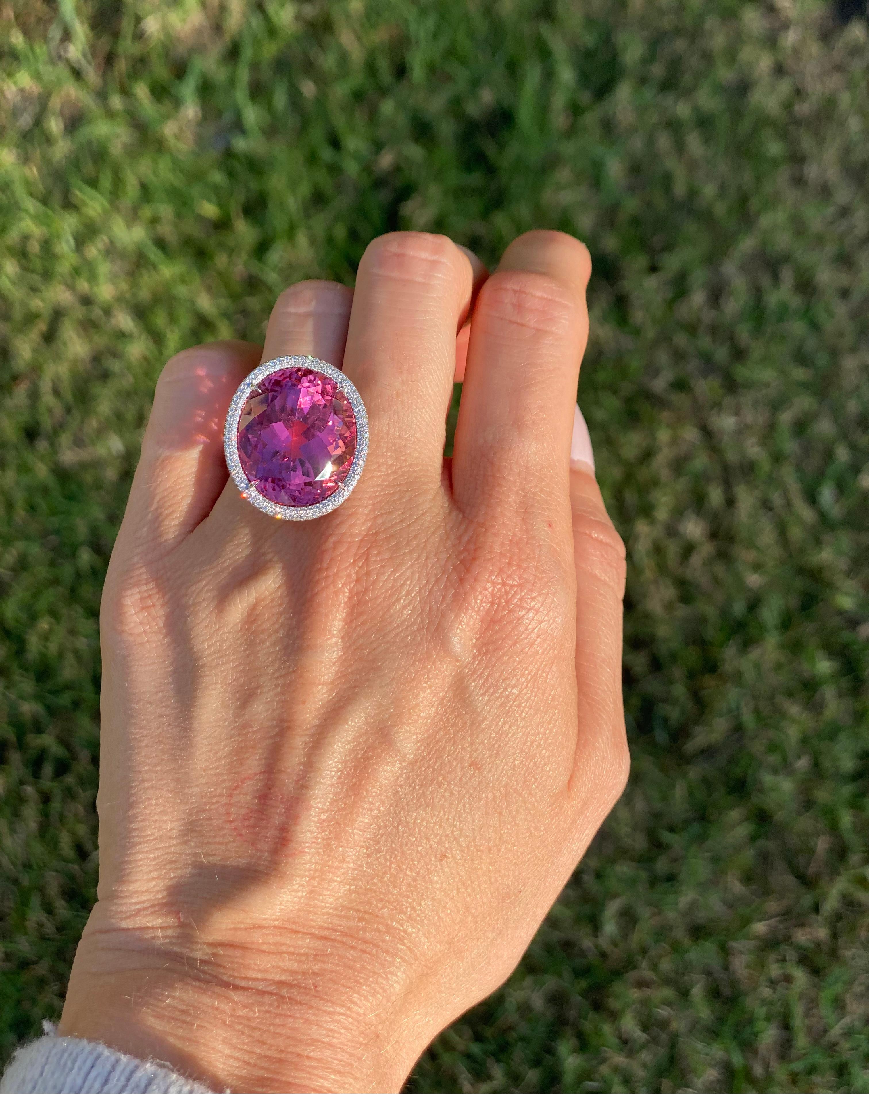 Anello in platino con tormalina rosa - Un romantico regalo di lusso per un amore senza tempo In condizioni Nuovo in vendita a Beverly Hills, CA