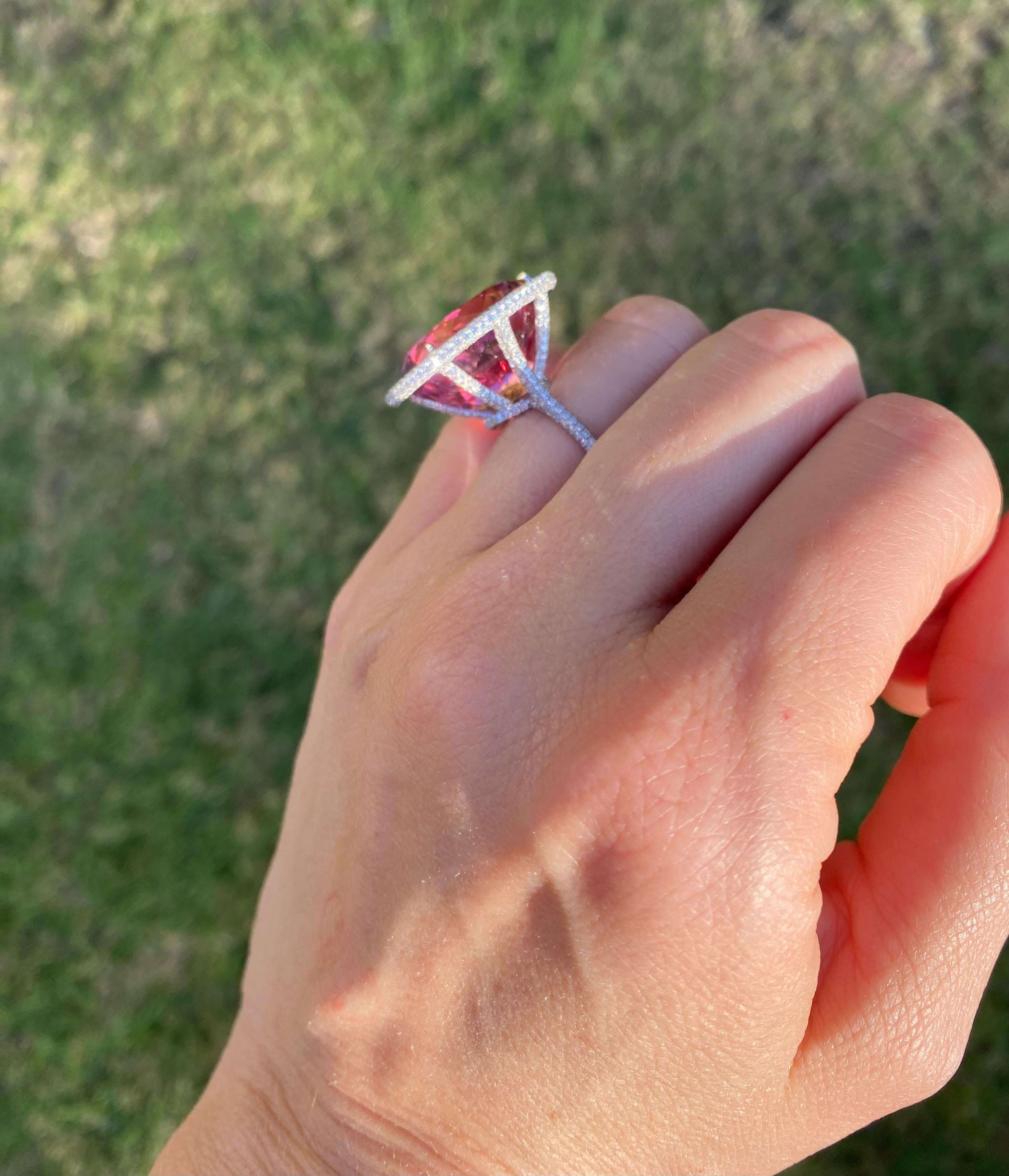 Donna Anello in platino con tormalina rosa - Un romantico regalo di lusso per un amore senza tempo in vendita