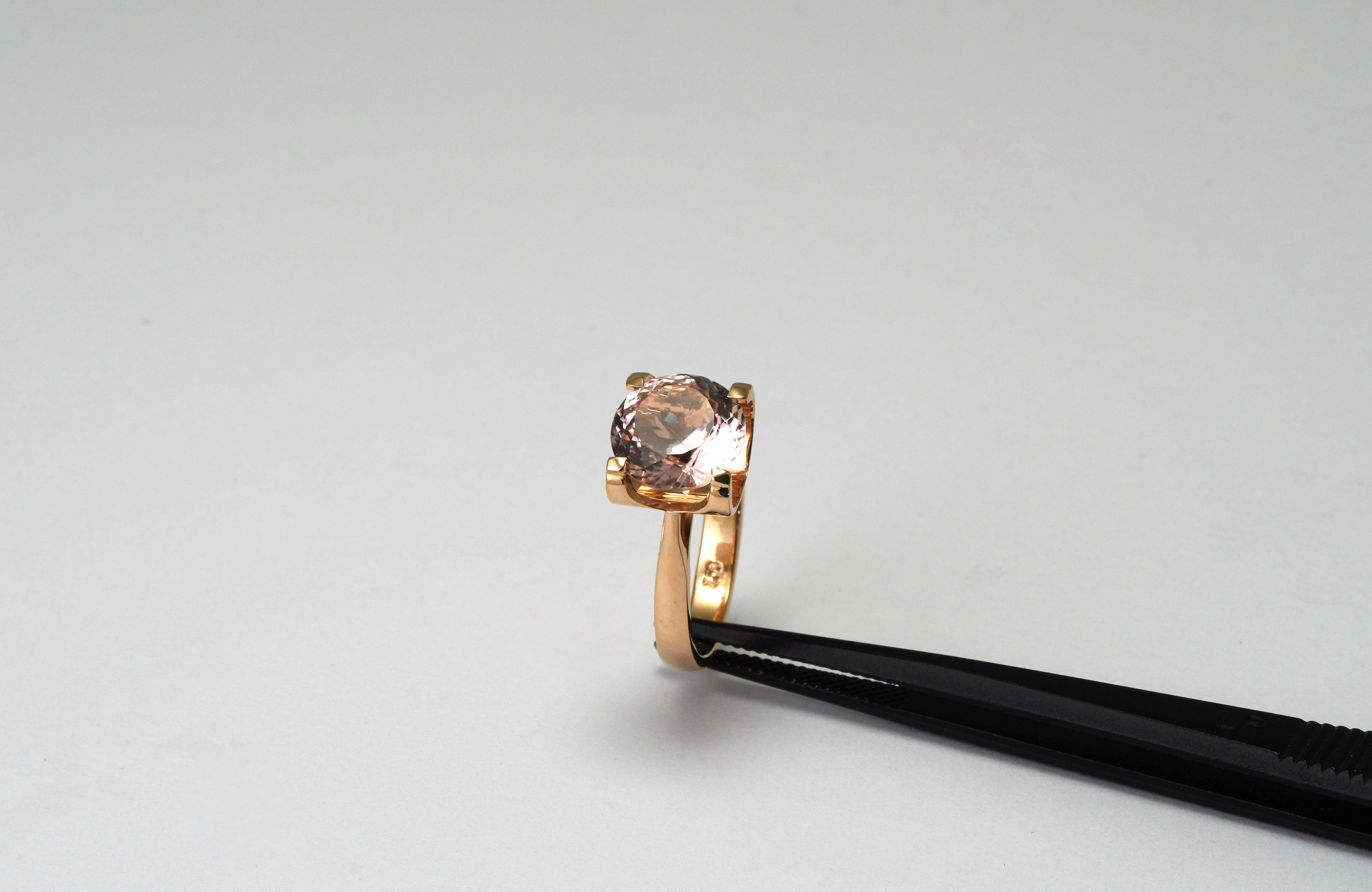 18 kt Gold ring with Pink Tourmaline 
Gold color: Yellow
Ring size: 52 EU
Total weight: 3.97 grams

Set with:
- Tourmaline
Cut: Round
Total weight: 2.75 carat
Color: Pink