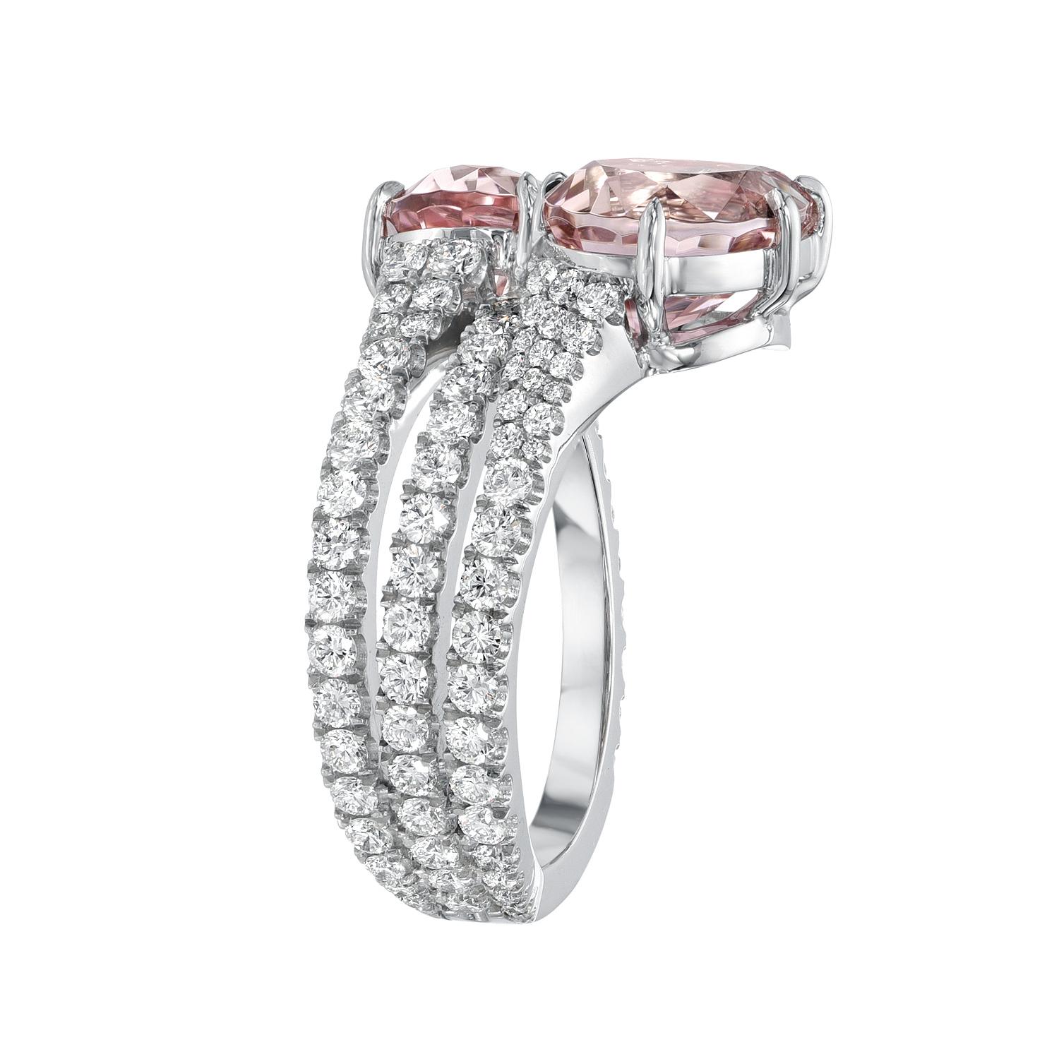 Magnifique paire de Tourmaline rose de 3,93 carats en forme de poire, sertie d'un impressionnant diamant de collection rond et brillant de 1 carat, bague en platine. 
Bague taille 6. Le redimensionnement est complémentaire sur demande.
Fabriqué par