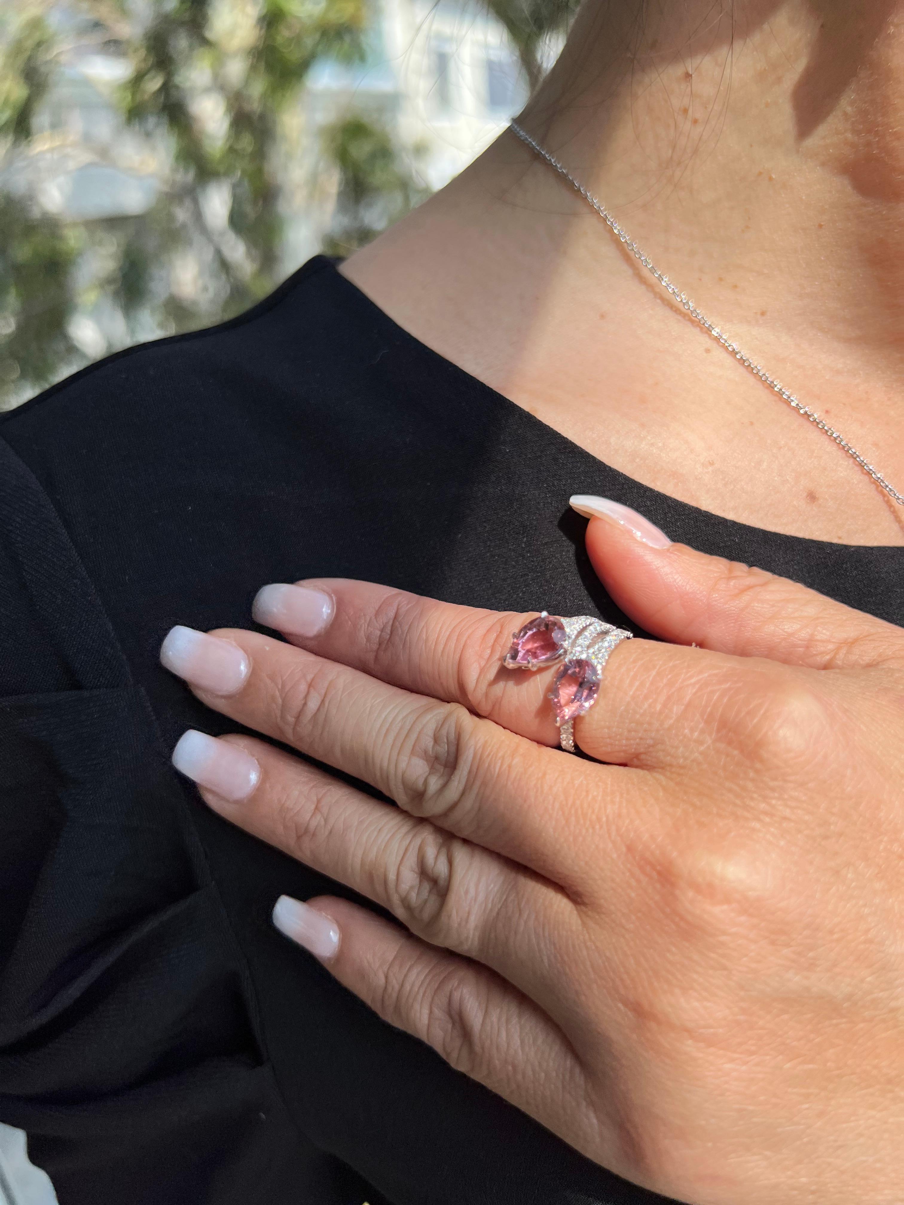 Ring mit rosa Turmalin in Birnenform, 3,93 Karat (Tropfenschliff) im Angebot