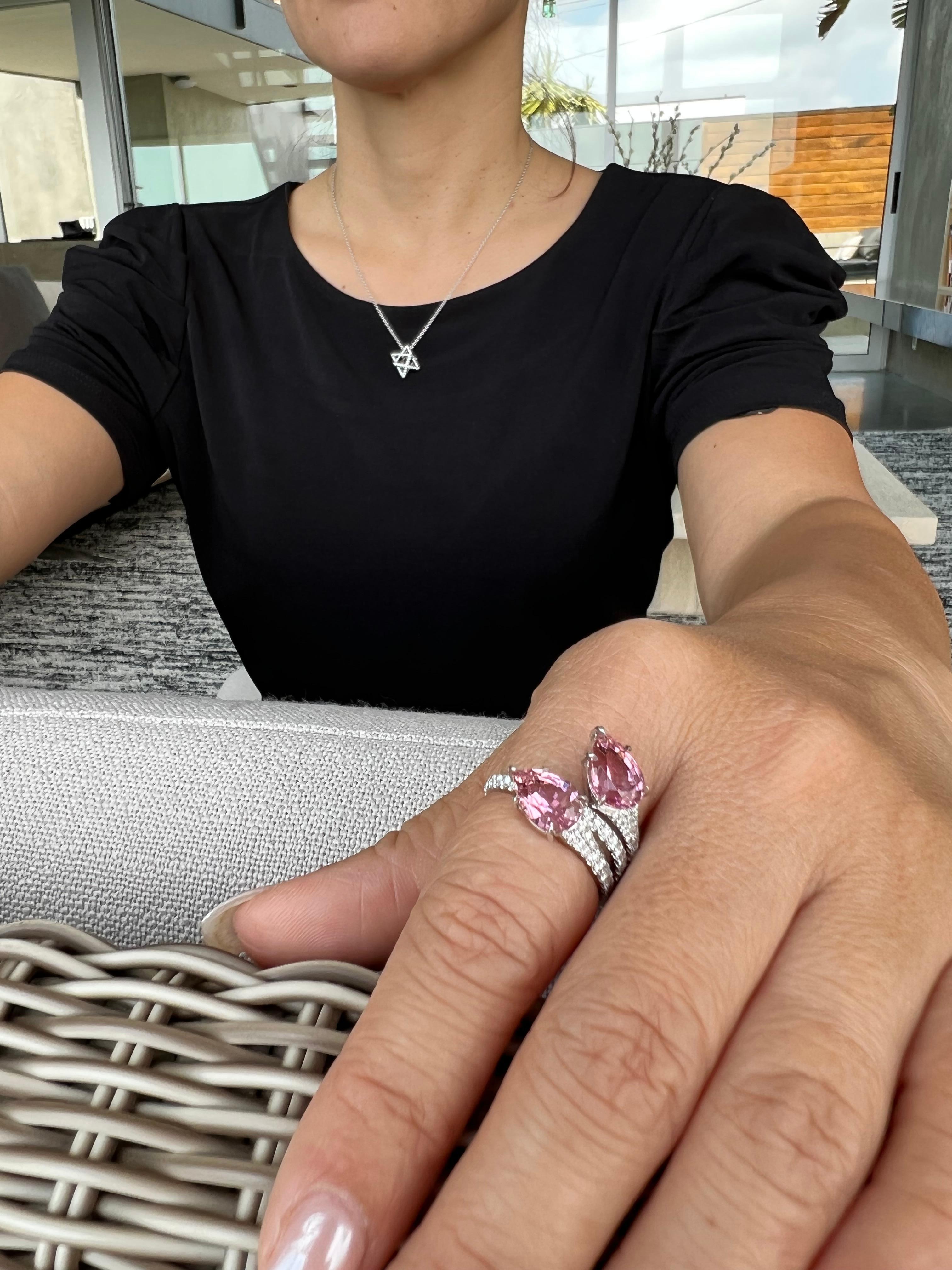 Ring mit rosa Turmalin in Birnenform, 3,93 Karat im Zustand „Neu“ im Angebot in Beverly Hills, CA