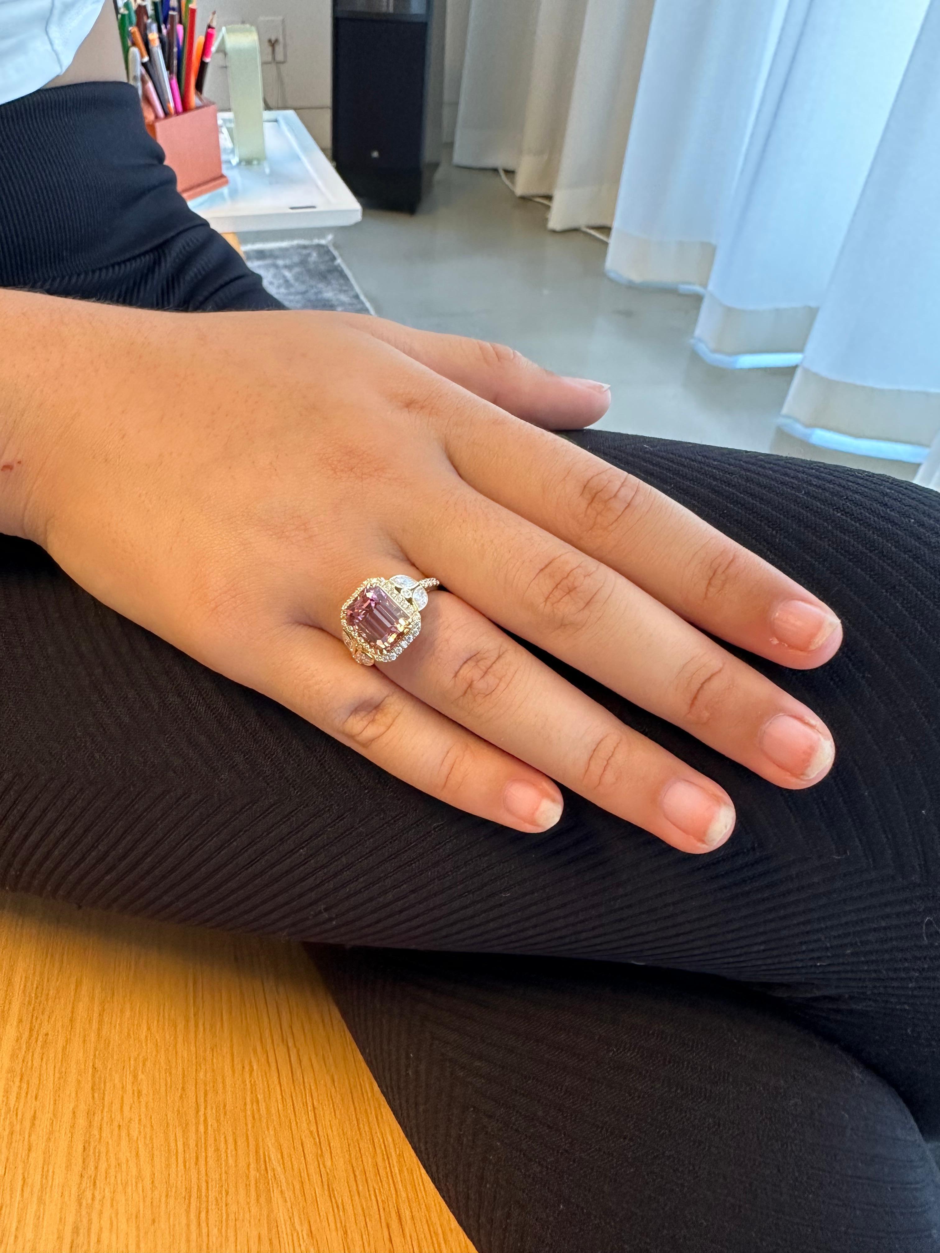 Ring mit rosa Turmalin im Smaragdschliff, 4,68 Karat im Zustand „Neu“ im Angebot in Beverly Hills, CA