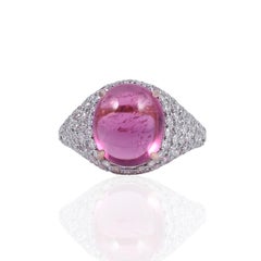 The Pink Turmalin Ring 6,55 Karat mit Diamanten auf dem Seitenband