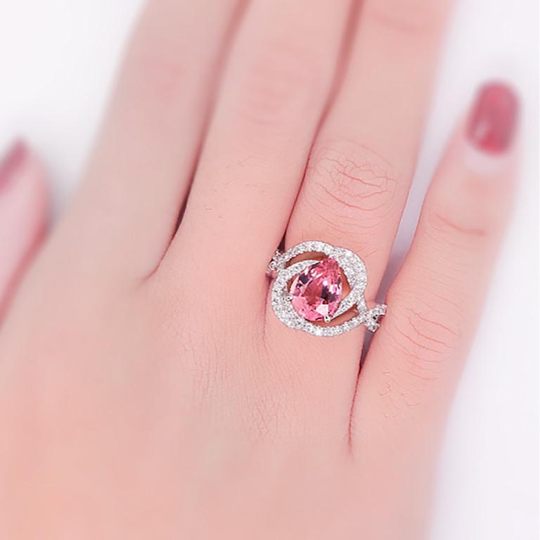 Viene con la Tasación Gemológica por GIA GG/AJP
Todas las piedras preciosas son naturales
Turmalina rosa = 2,07 quilates
63 Diamantes = 0,78 Quilates
(Color: G, Claridad: VS)
Metal: Oro blanco de 18 quilates
Talla del anillo: 6.5* US
*Se puede