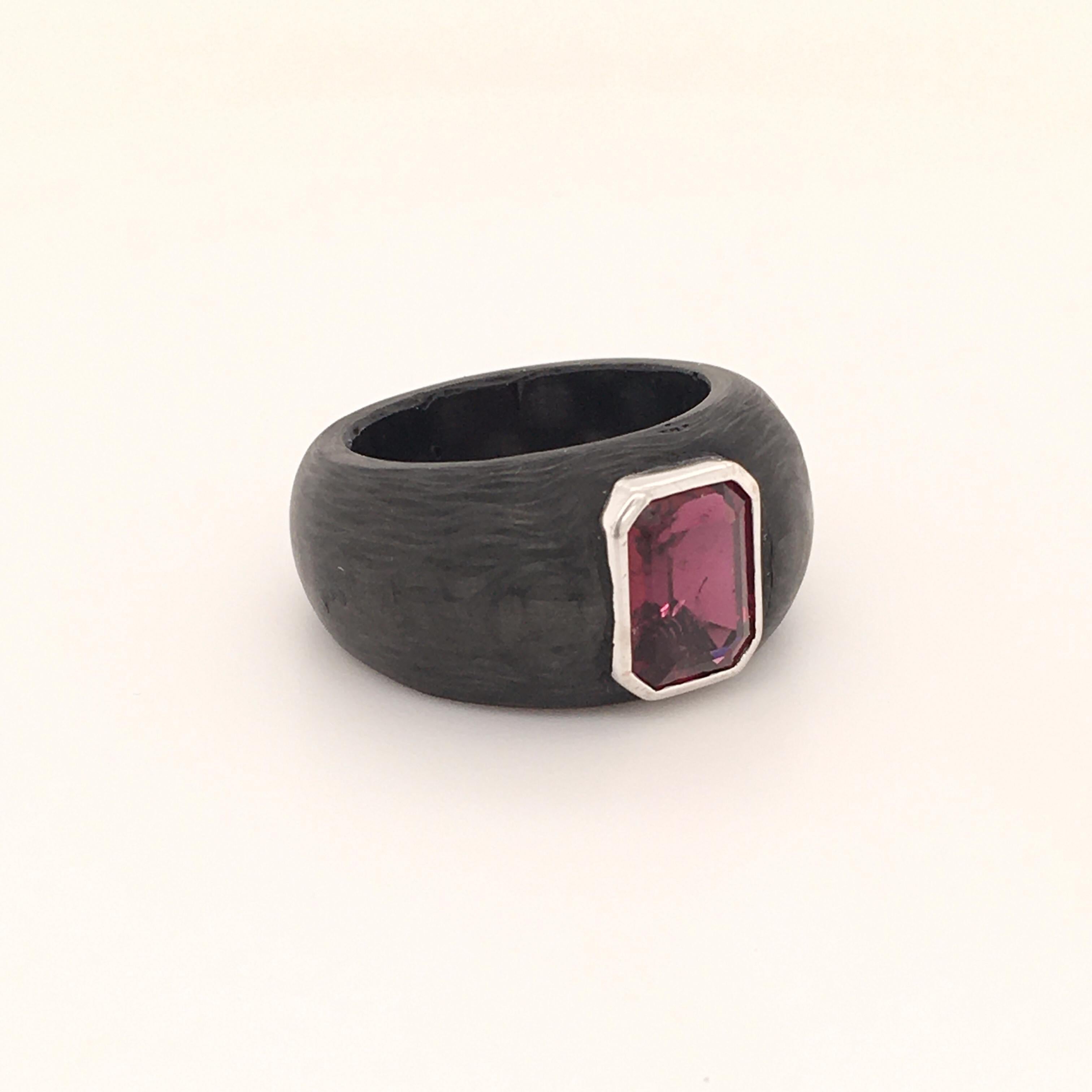 This sleek and modern ring in carbon and 18 karat white gold is set with an octagonal-cut dark pink tourmaline of approximately 2.10 carats.
Timelessly beautiful and very comfortable to wear thanks to its light weight and soft surface.

Ring size: