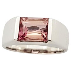 Anello con tormalina rosa incastonato in oro bianco 18 carati