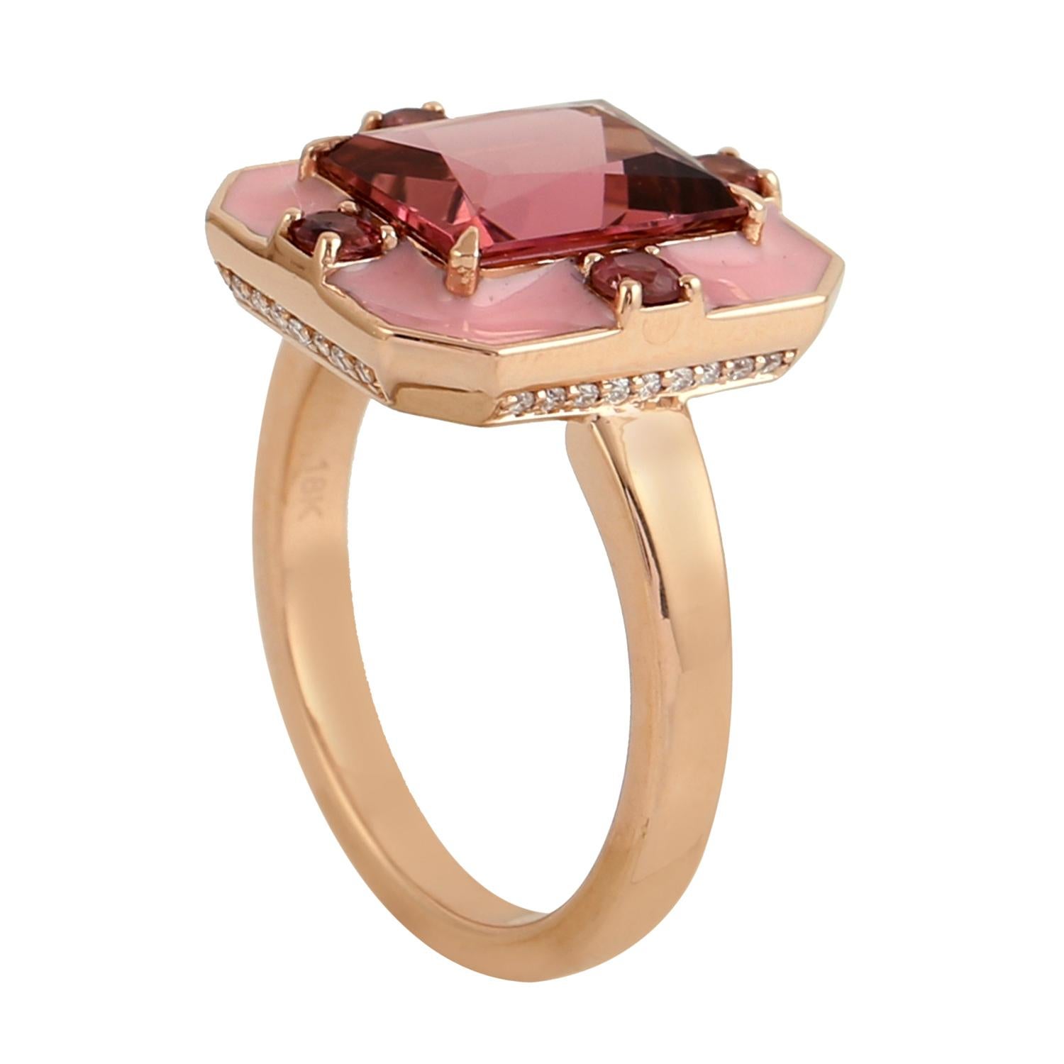 Anillo De Turmalina Rosa Con Esmalte Rosa Y Diamantes En Oro Amarillo De 18k Corte mixto en venta