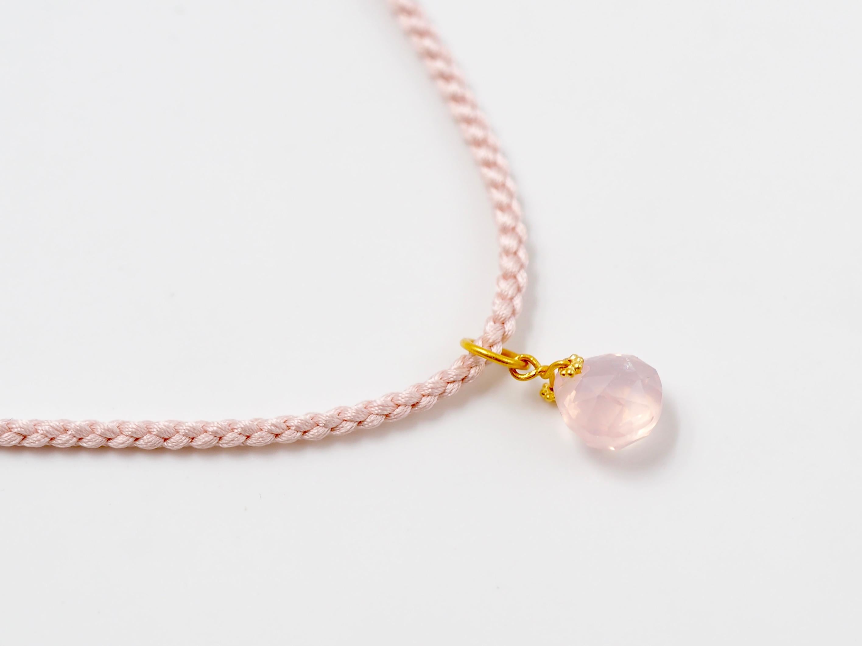Halskette mit Anhänger aus 22 Karat Gold mit rosa Turmalin, Rosenquarz und rosa Opal  (Zeitgenössisch) im Angebot
