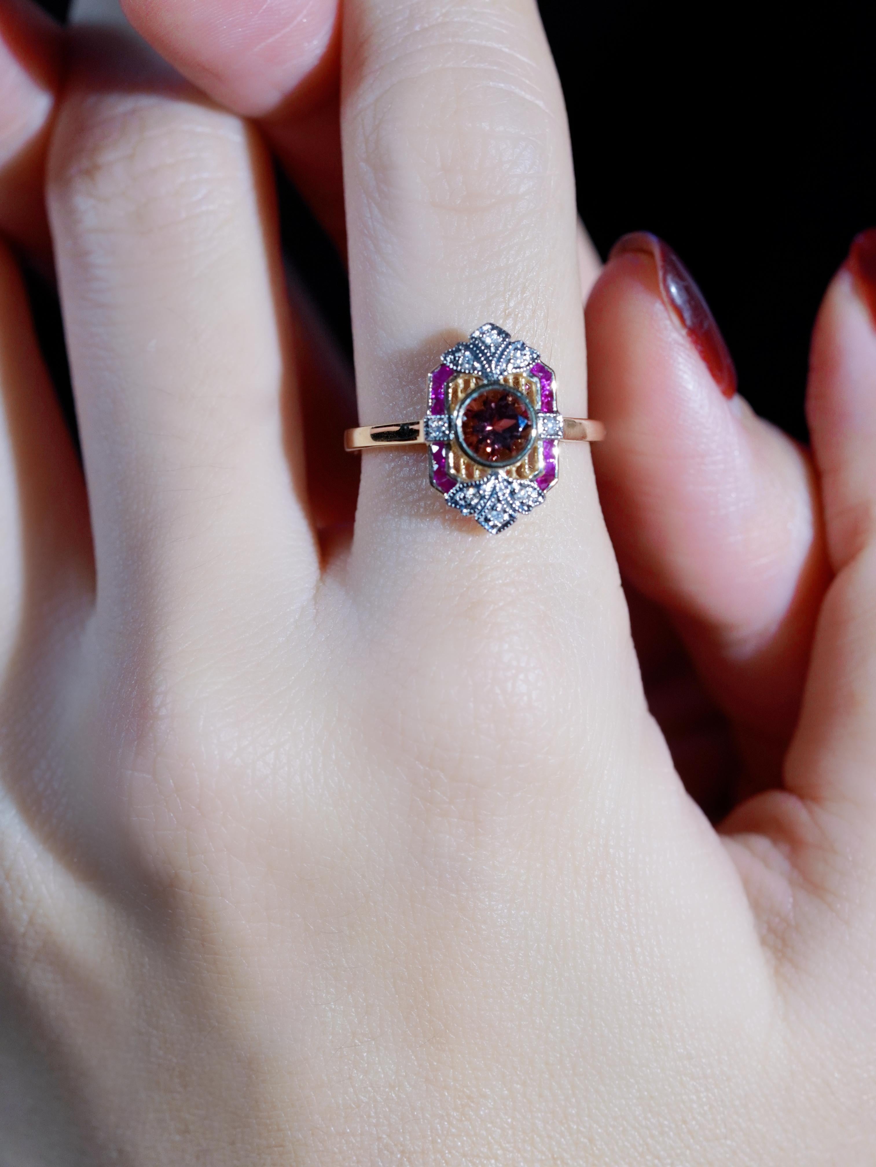 Taille ronde Bague de fiançailles en or jaune 9K avec tourmaline rose, rubis et diamant de style Art Déco en vente