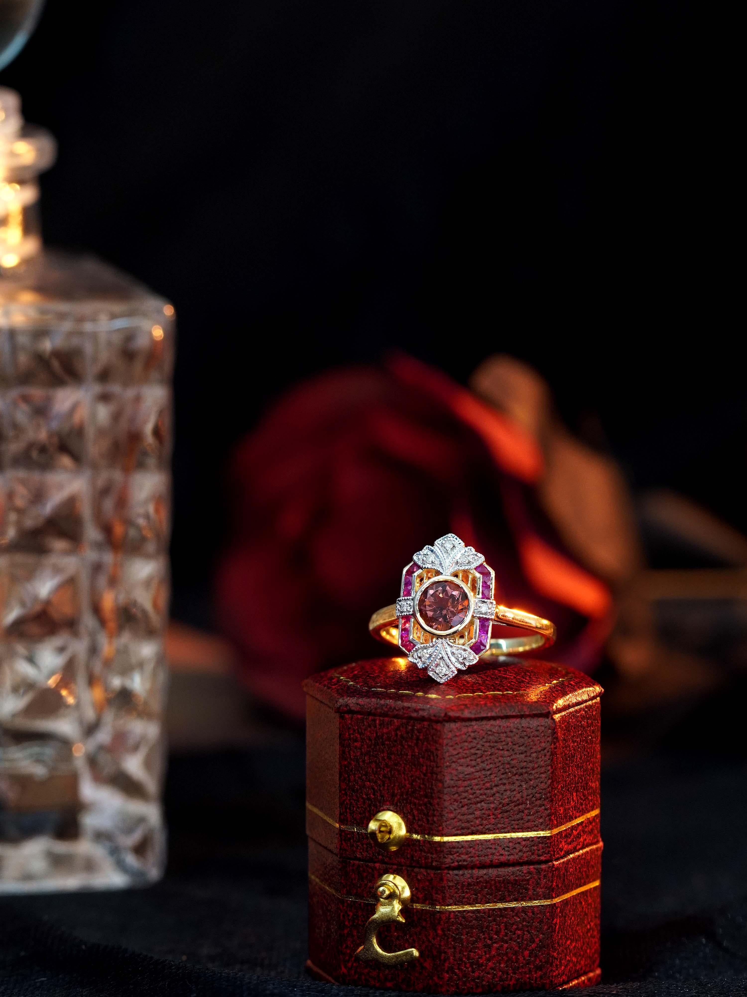 Bague de fiançailles en or jaune 9K avec tourmaline rose, rubis et diamant de style Art Déco Neuf - En vente à Bangkok, TH