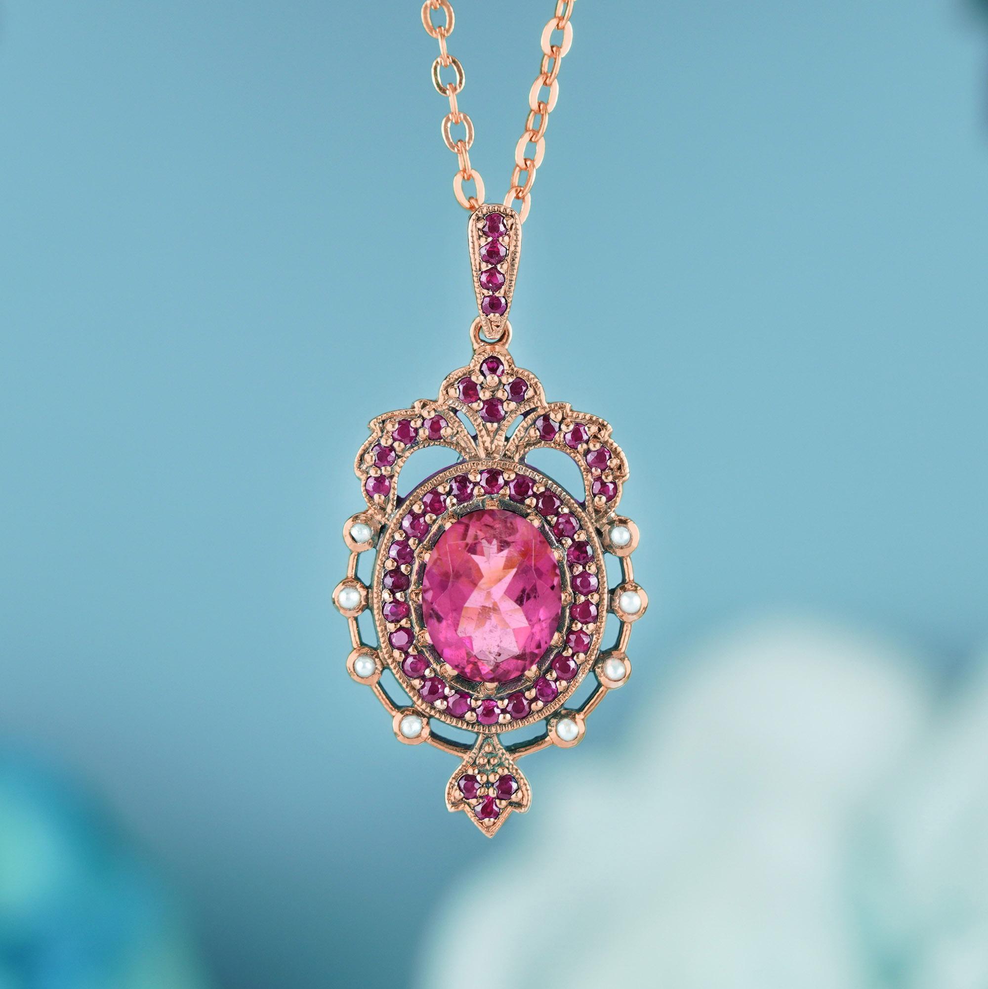 La délicate tourmaline rose rayonne de douceur et de charme, magnifiquement complétée par de riches et vibrants rubis et de succulentes perles. Conçu avec des détails vintage complexes, ce pendentif dégage une sophistication intemporelle, parfaite