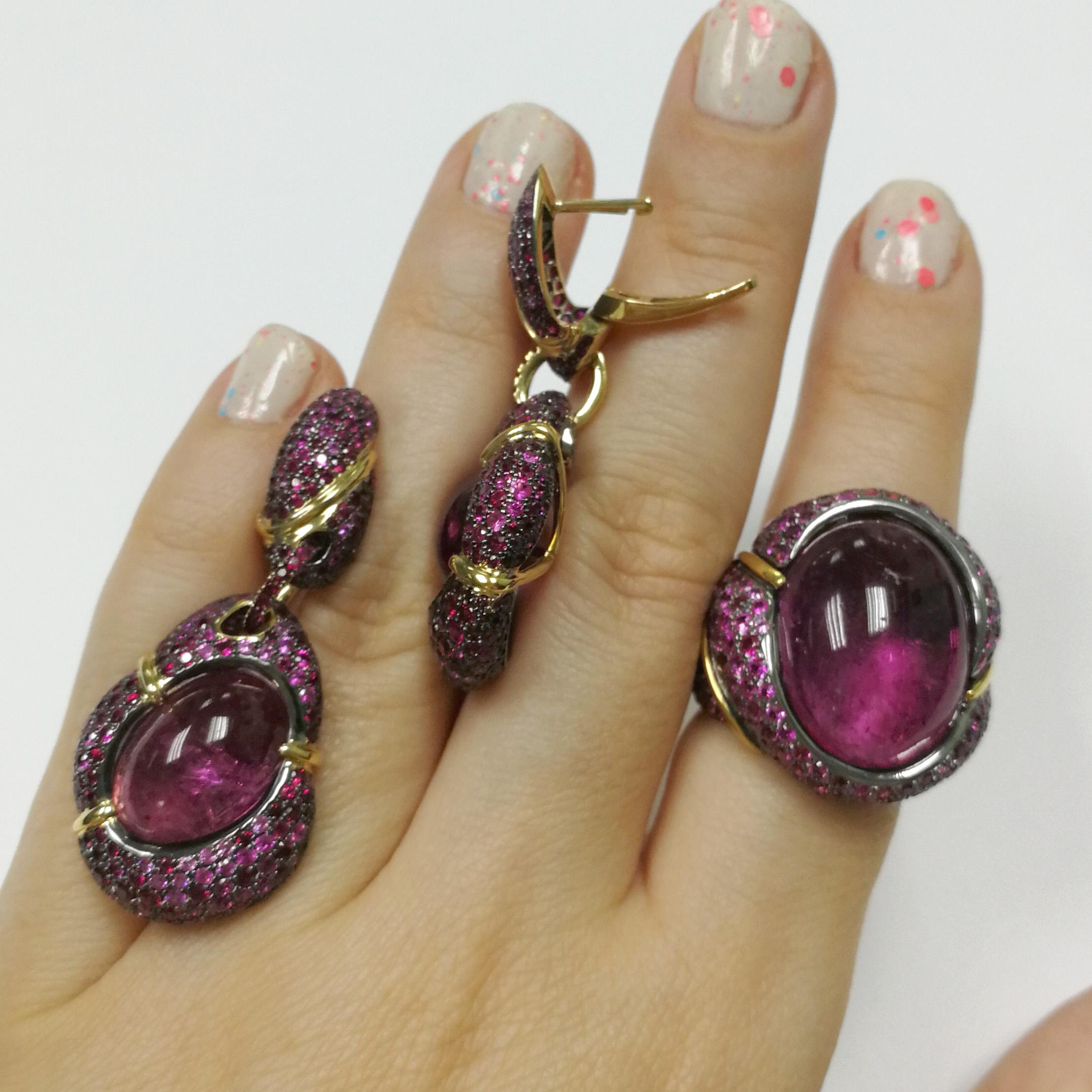 Suite en or jaune 18 carats avec tourmaline rose, rubis et saphirs roses en vente 1