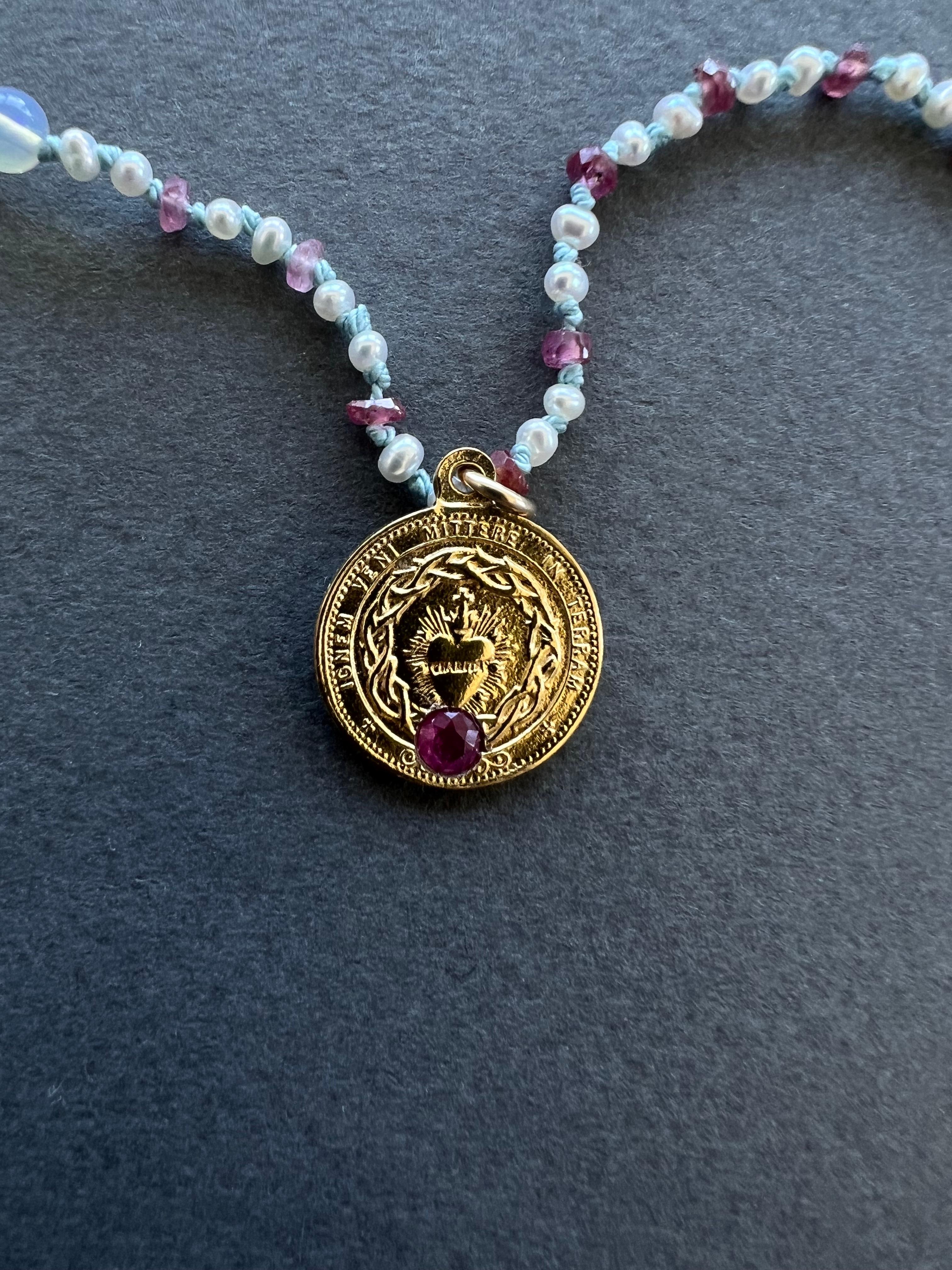 Choker-Halskette mit rosa Turmalin, Heiligem Herz, weißer Perle, Opal, Rubin, Perlen im Angebot 5