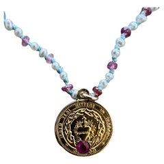 Collier ras du cou en tourmaline rose, perles blanches, opale et rubis en forme de cœur sacré