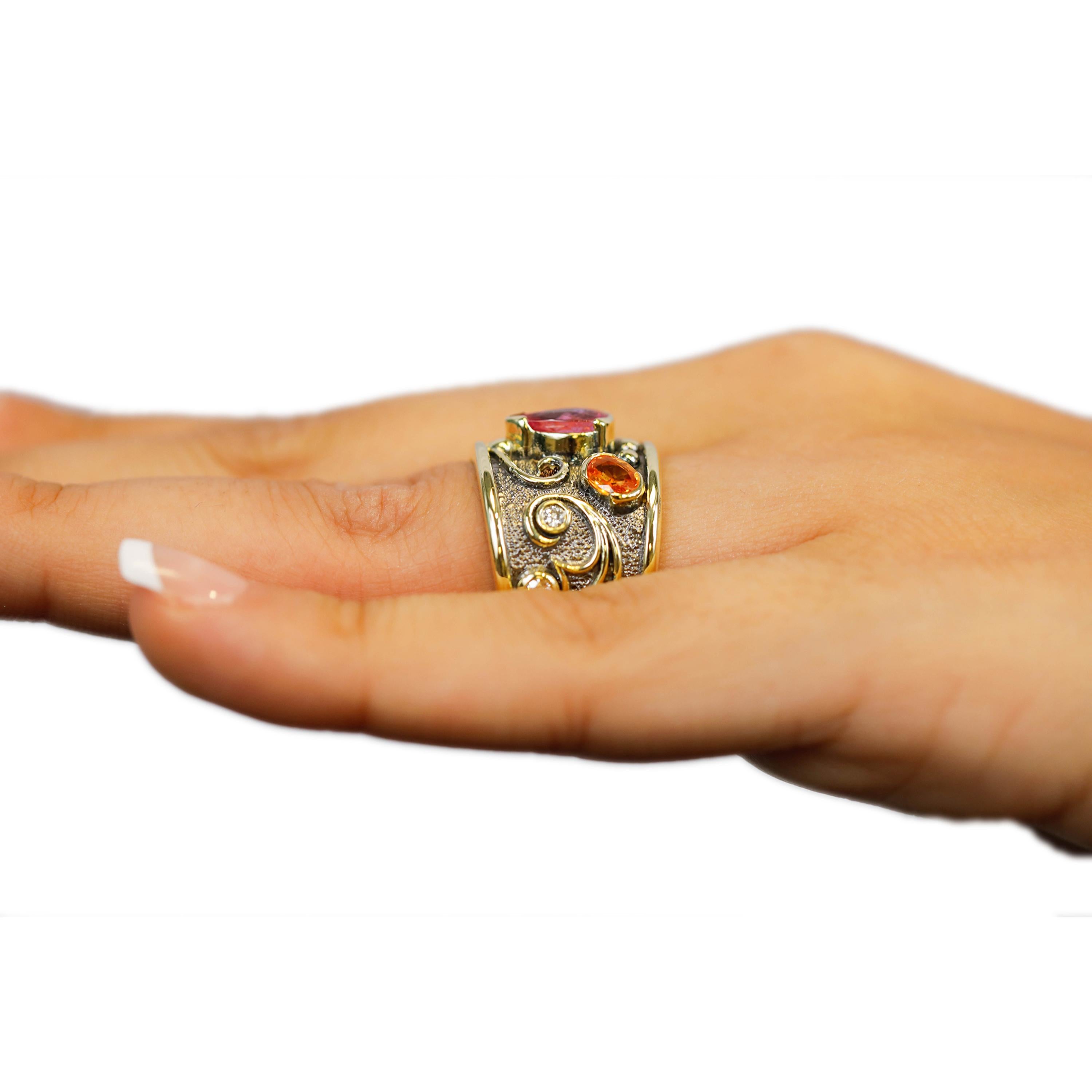 Zigarrenbandring mit rosa rosa Turmalin, Saphir und Diamant, 18 Karat Gelbgold, US Größe 8 Damen im Angebot