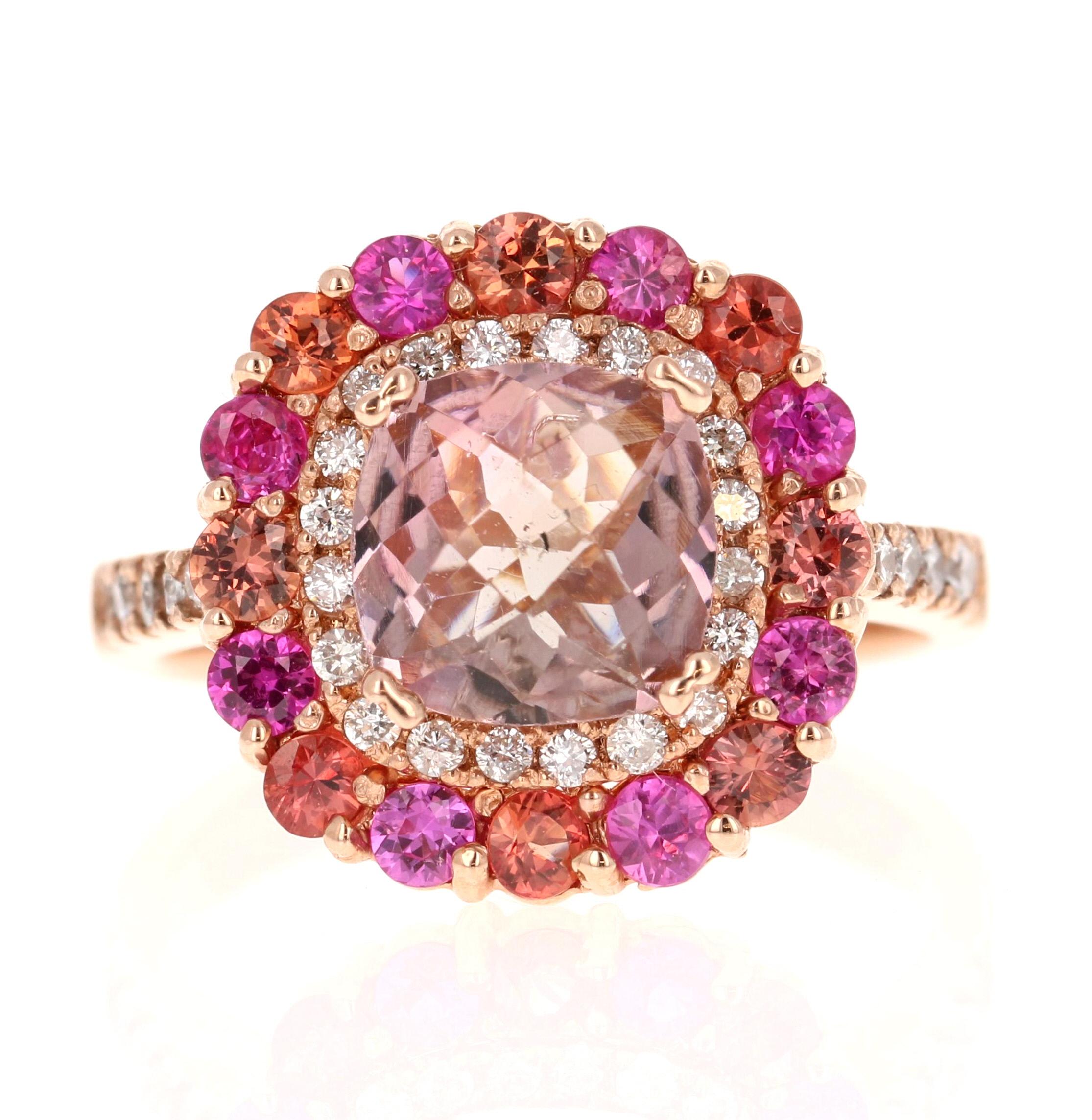 Anillo de Oro Rosa con Turmalina Rosa Zafiro Diamante

Este Anillo tiene una Turmalina talla cojín cuadriculada que pesa 1,72 quilates y 16 Zafiros rosas y naranjas que pesan 1,04 quilates. También hay 32 diamantes de talla redonda que pesan 0,35