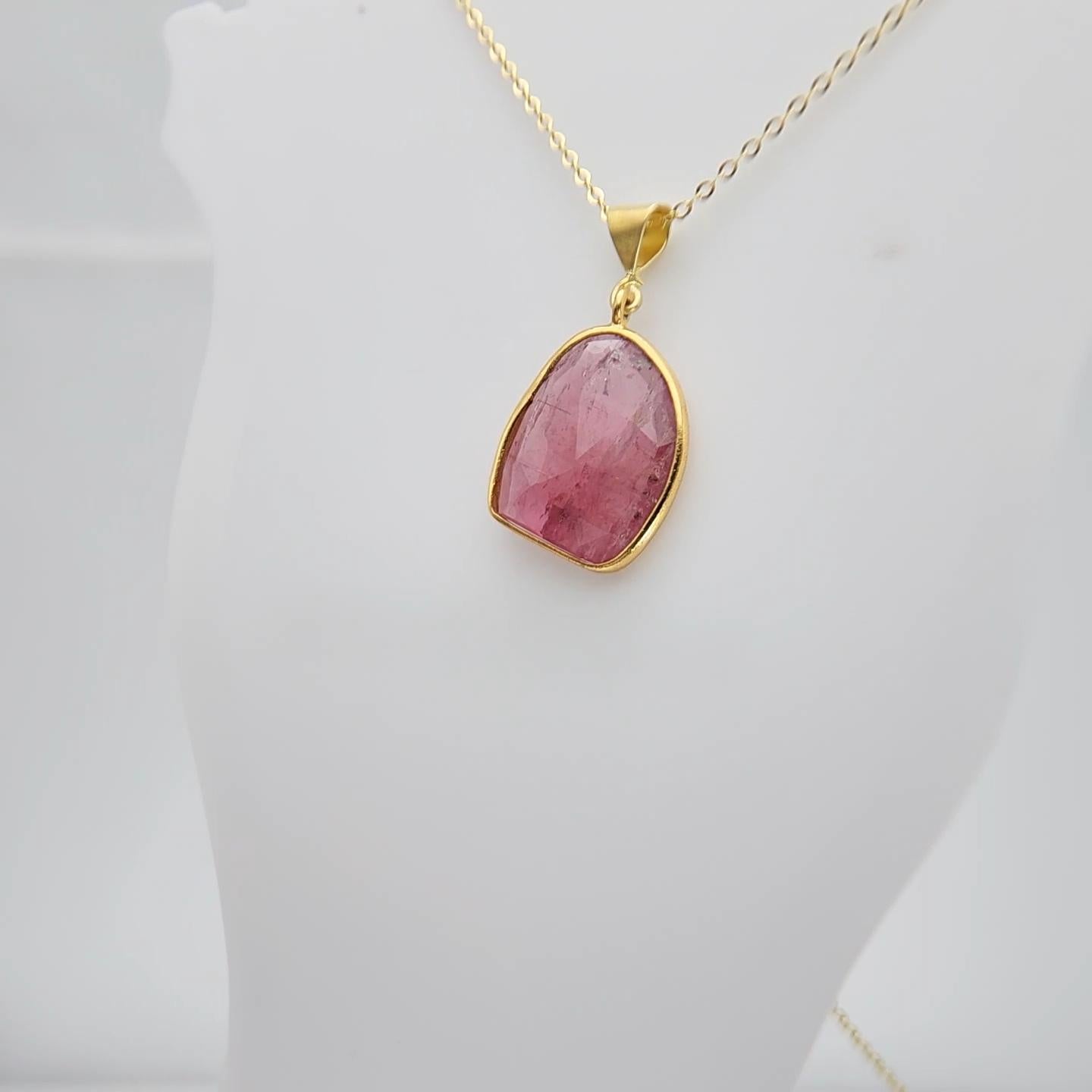 Ciondolo con gemma affettata di tormalina rosa in argento placcato in oro giallo in vendita 4