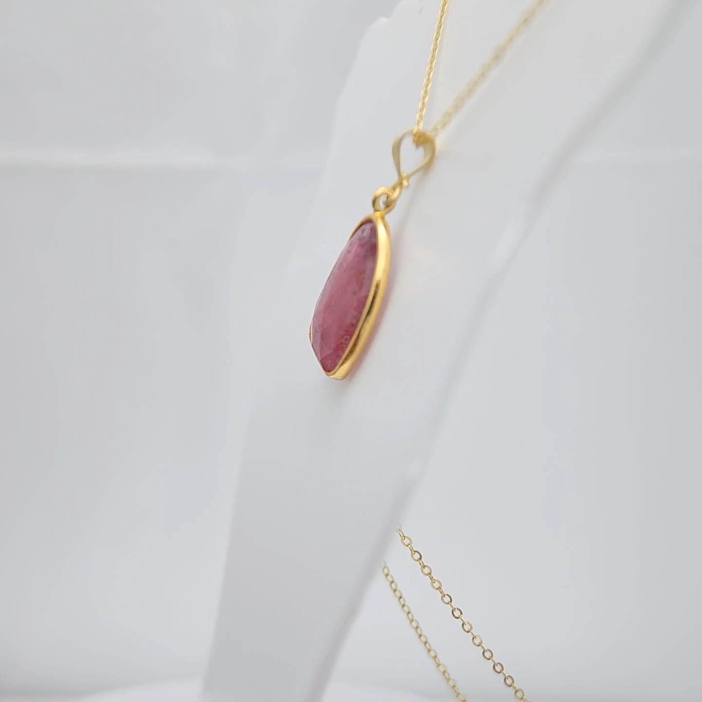 Ciondolo con gemma affettata di tormalina rosa in argento placcato in oro giallo in vendita 5