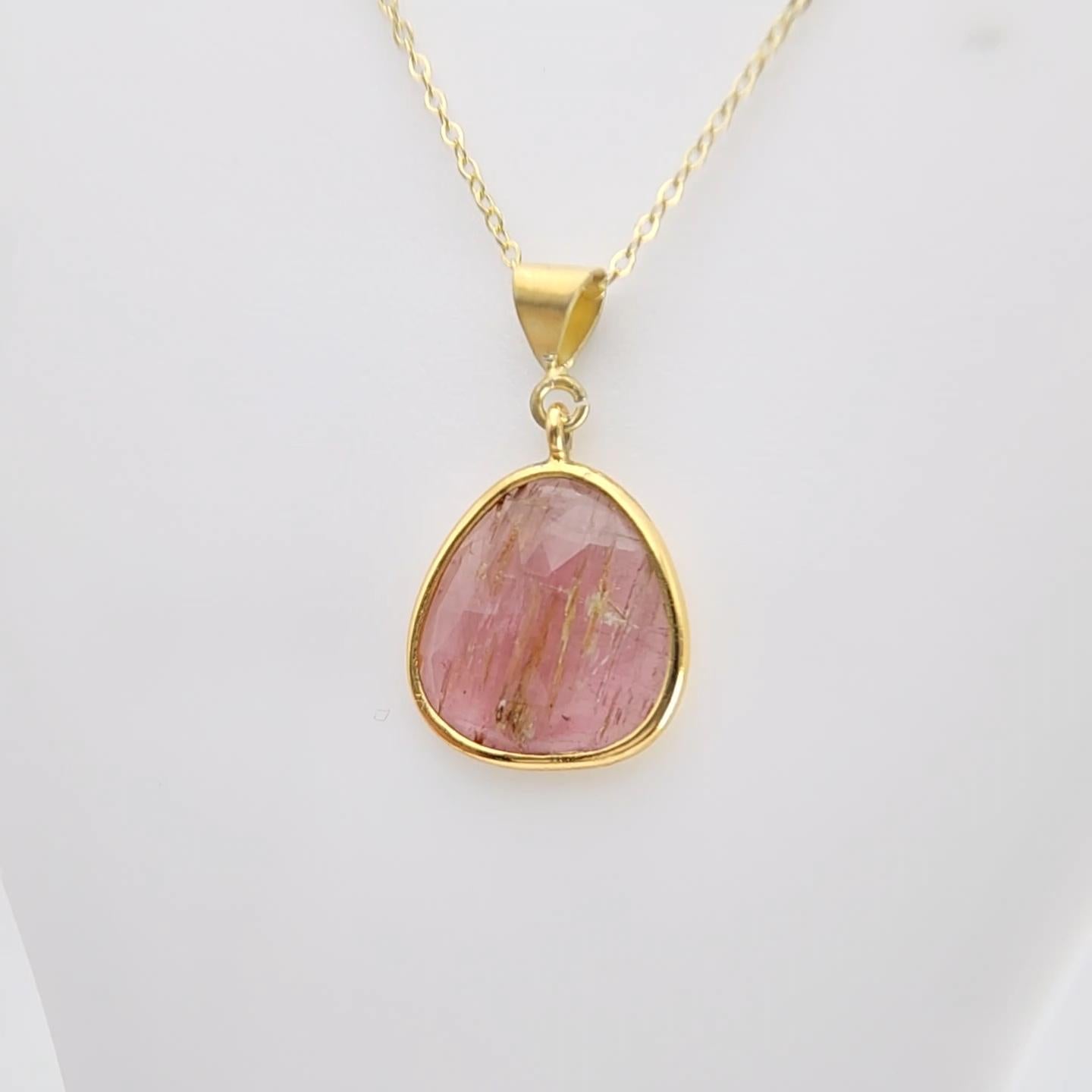 Ciondolo con gemma affettata di tormalina rosa in argento placcato in oro giallo in vendita 5