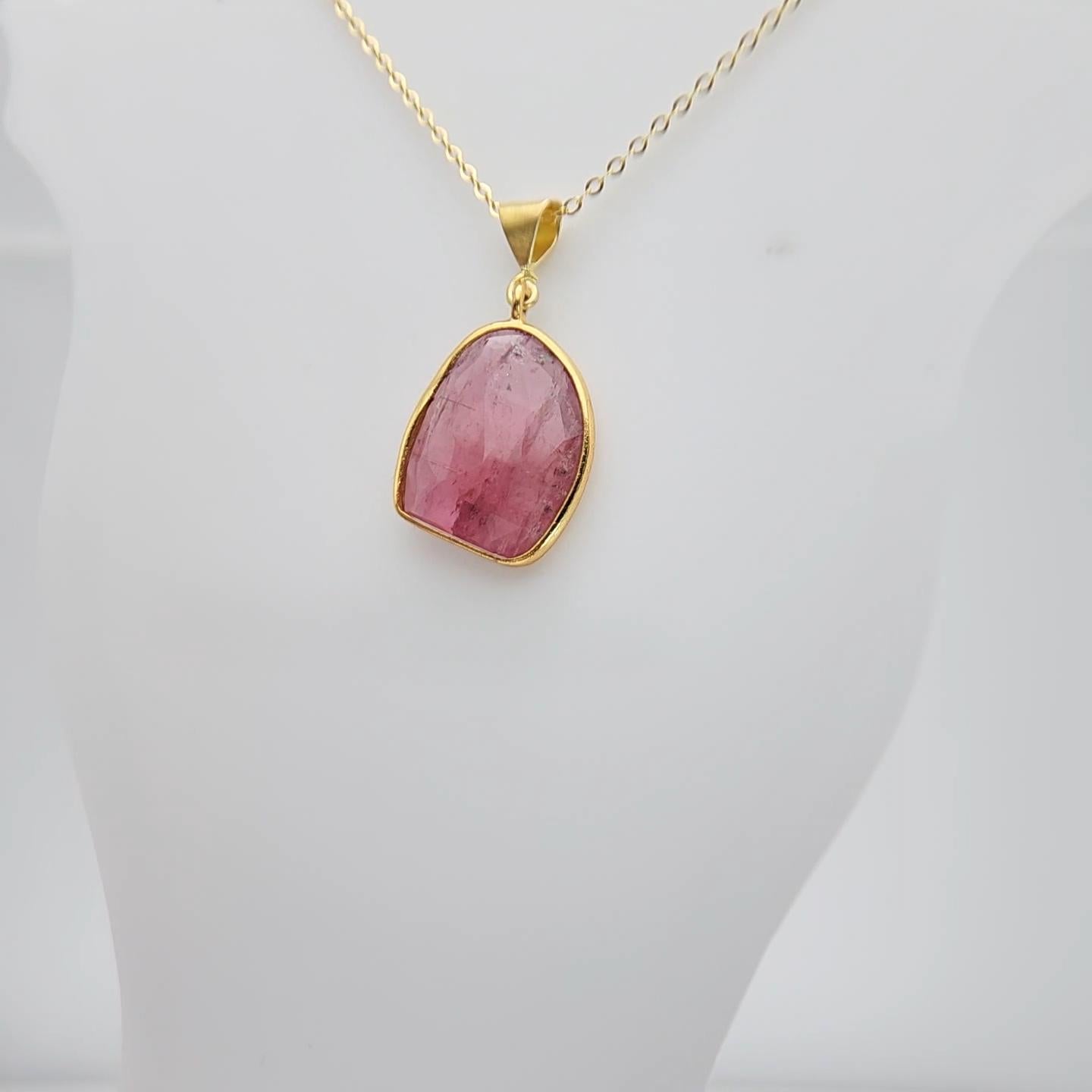Ciondolo con gemma affettata di tormalina rosa in argento placcato in oro giallo in vendita 6