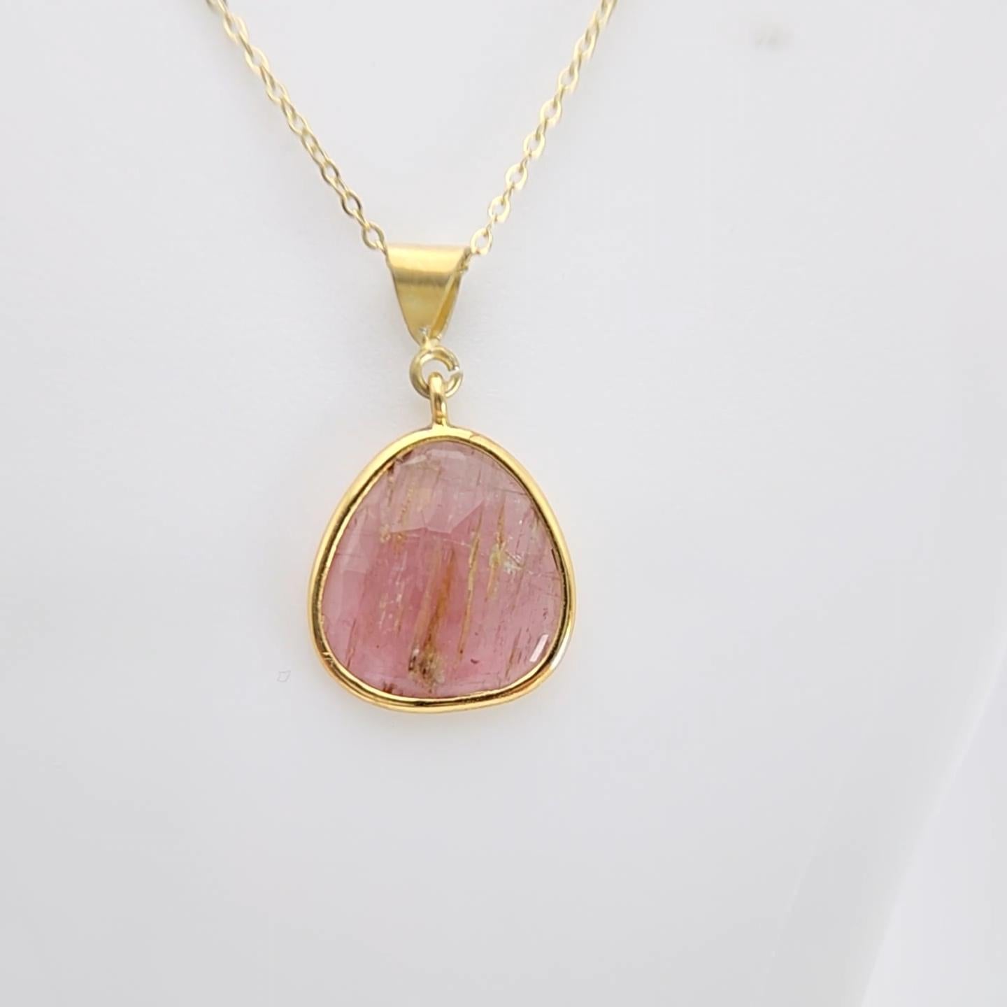 Ciondolo con gemma affettata di tormalina rosa in argento placcato in oro giallo in vendita 6