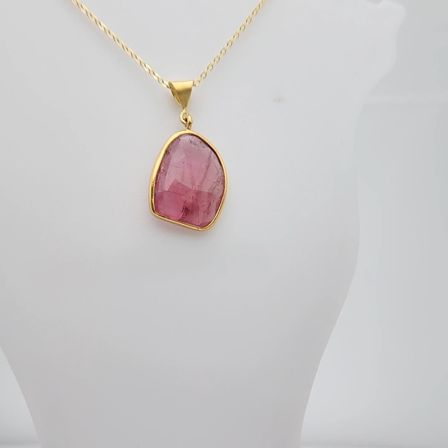 Ciondolo con gemma affettata di tormalina rosa in argento placcato in oro giallo in vendita 7