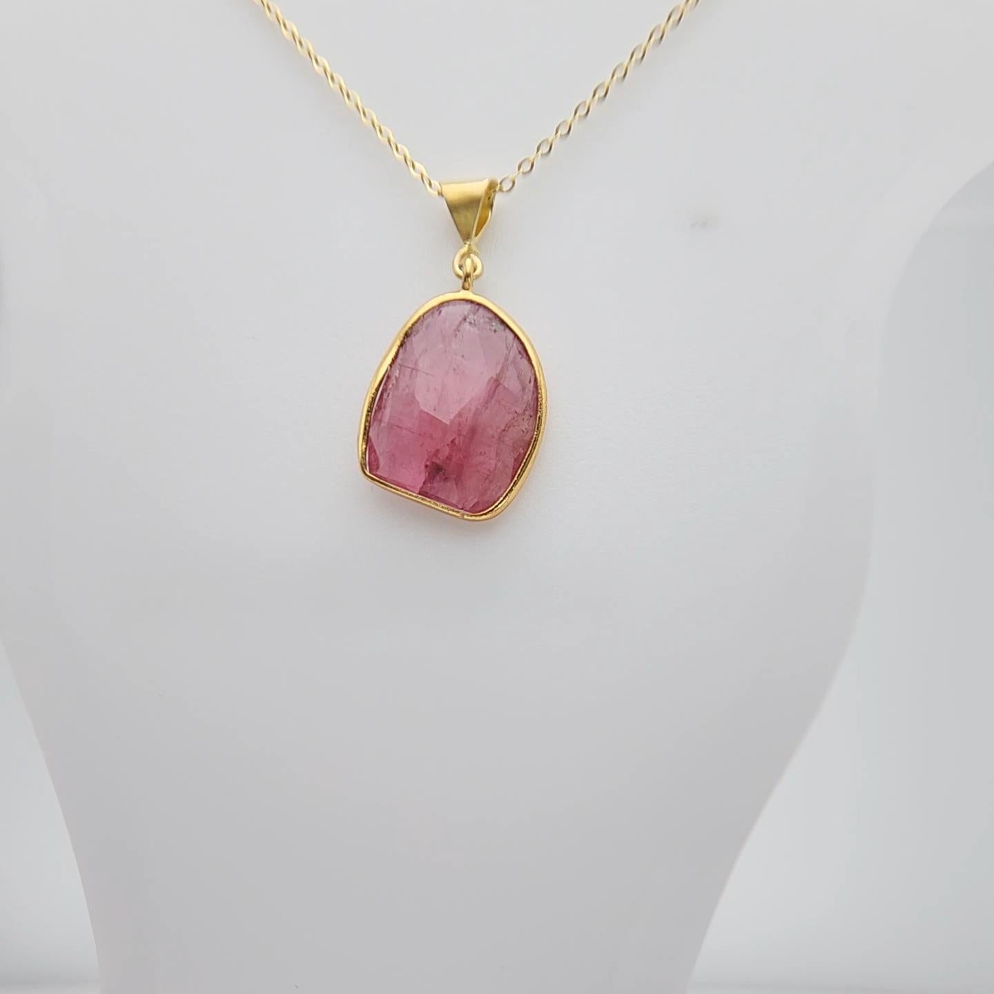 Ciondolo con gemma affettata di tormalina rosa in argento placcato in oro giallo in vendita 9