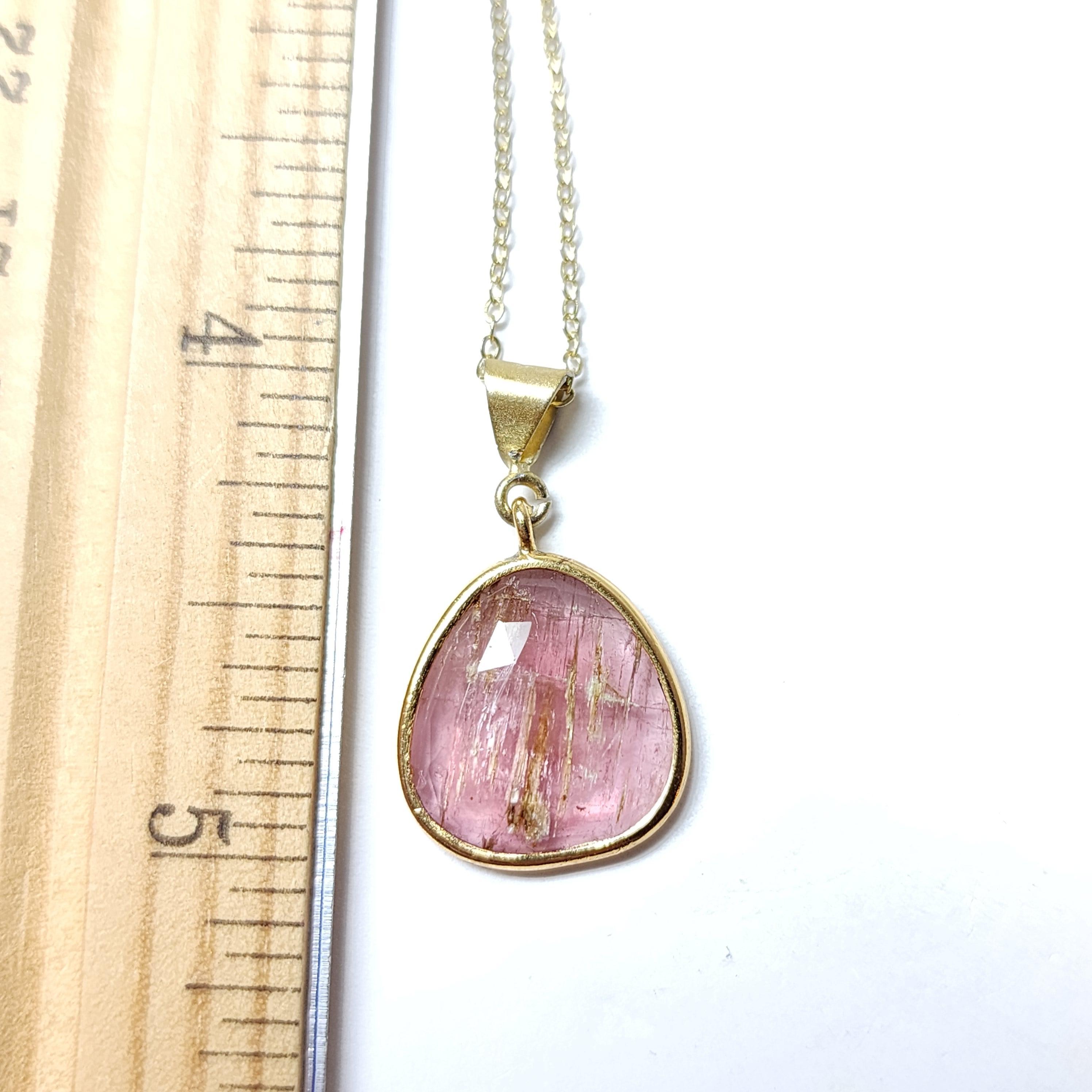 Ciondolo in tormalina rosa Hand Made 
Gemma tormalina a fette
dimensioni della pietra circa 16 mm x 15 mm
Argento 925 placcato in oro giallo.
Viene fornito con una catena da 18 pollici e una confezione regalo.

Le tormaline sono disponibili in