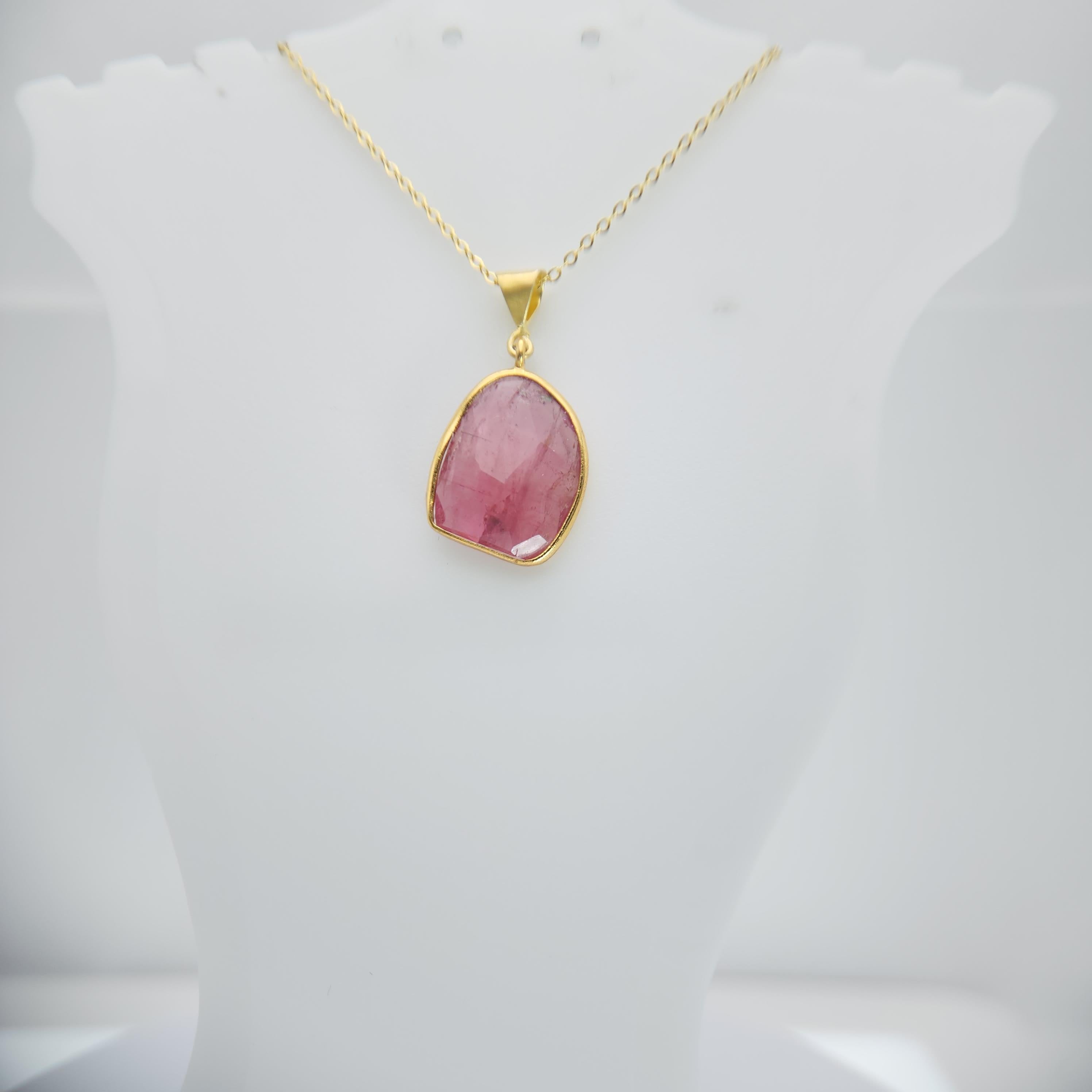 Arts and Crafts Ciondolo con gemma affettata di tormalina rosa in argento placcato in oro giallo in vendita
