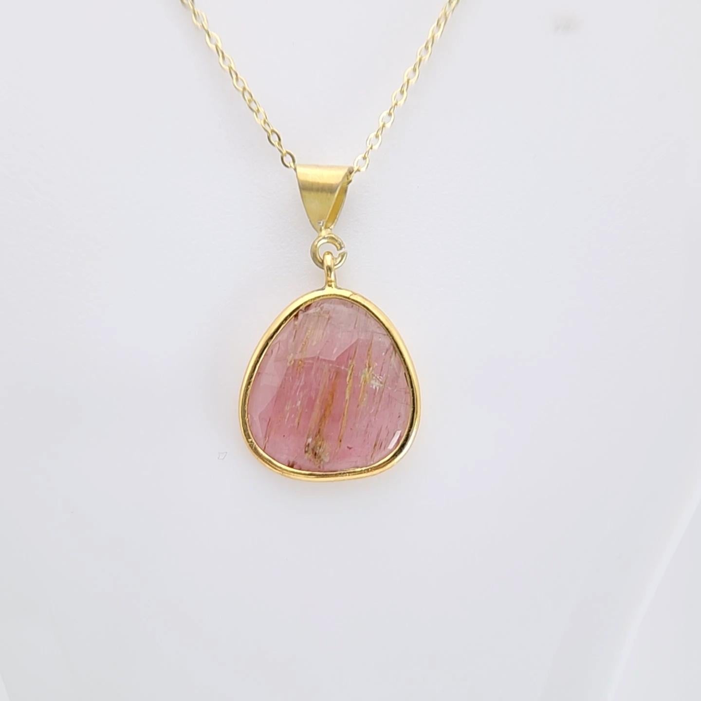 Arts and Crafts Ciondolo con gemma affettata di tormalina rosa in argento placcato in oro giallo in vendita