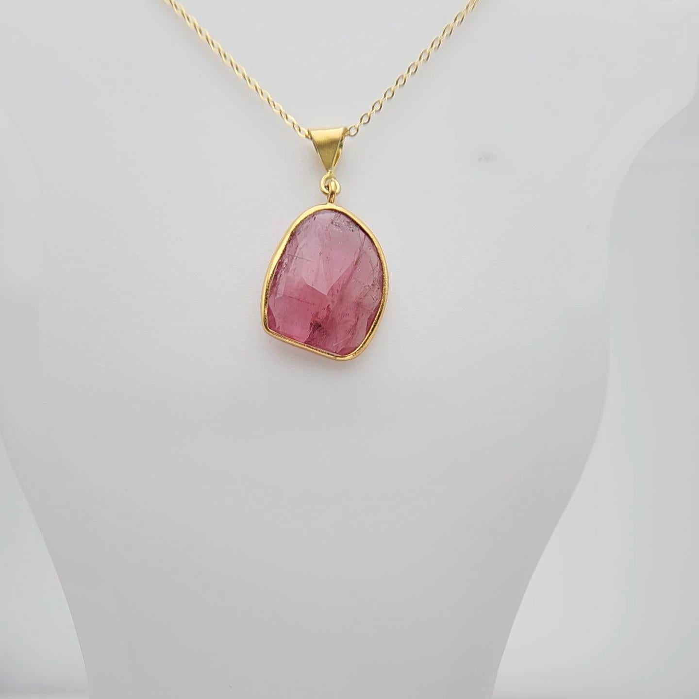 Taglio vecchia miniera Ciondolo con gemma affettata di tormalina rosa in argento placcato in oro giallo in vendita