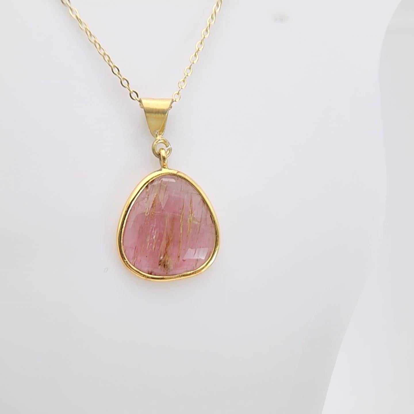 Taglio vecchia miniera Ciondolo con gemma affettata di tormalina rosa in argento placcato in oro giallo in vendita