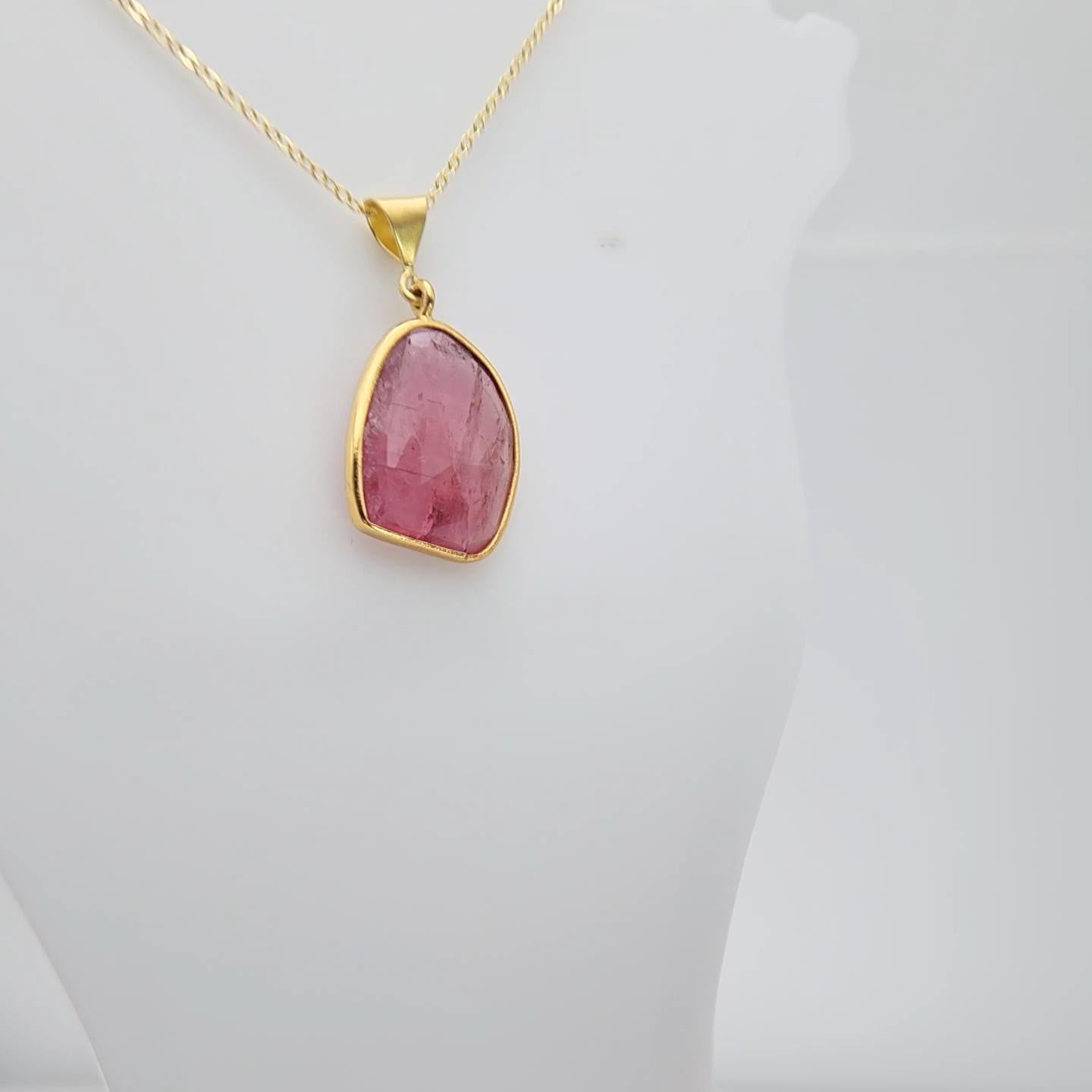 Ciondolo con gemma affettata di tormalina rosa in argento placcato in oro giallo In condizioni Nuovo in vendita a Brooklyn, NY