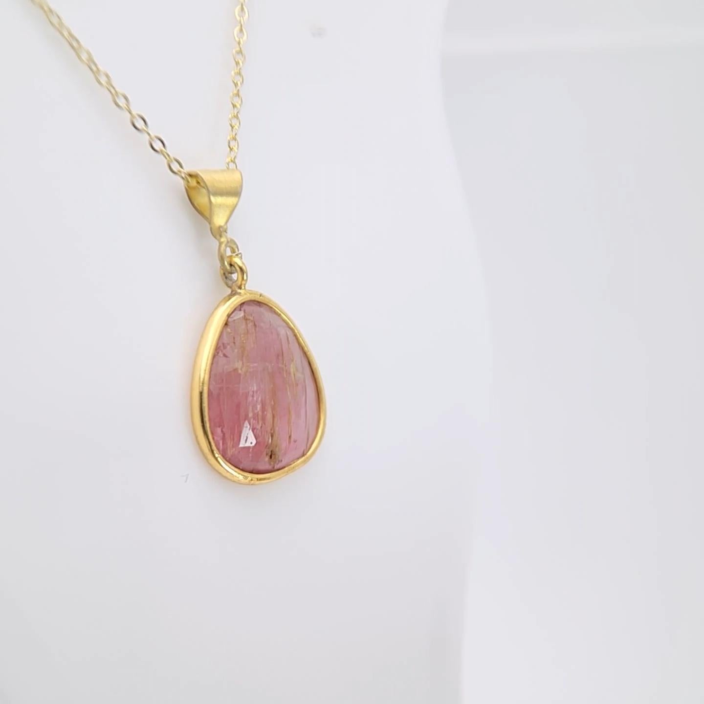 Ciondolo con gemma affettata di tormalina rosa in argento placcato in oro giallo In condizioni Nuovo in vendita a Brooklyn, NY