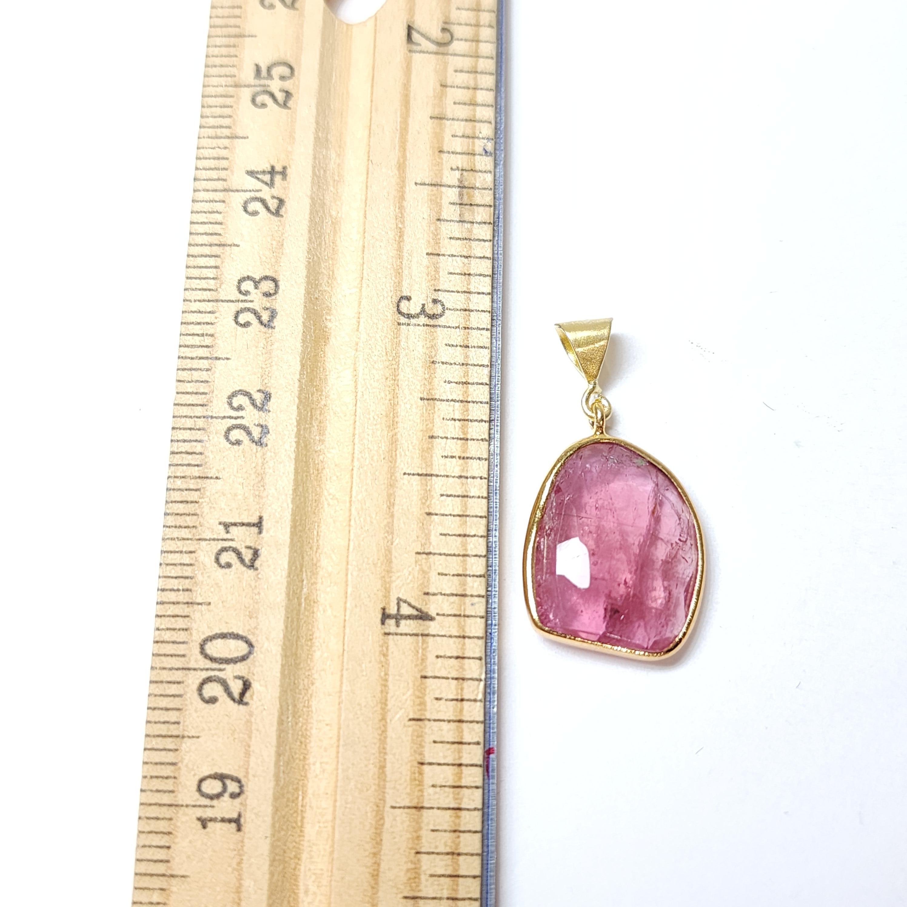 da uomo o donna Ciondolo con gemma affettata di tormalina rosa in argento placcato in oro giallo in vendita