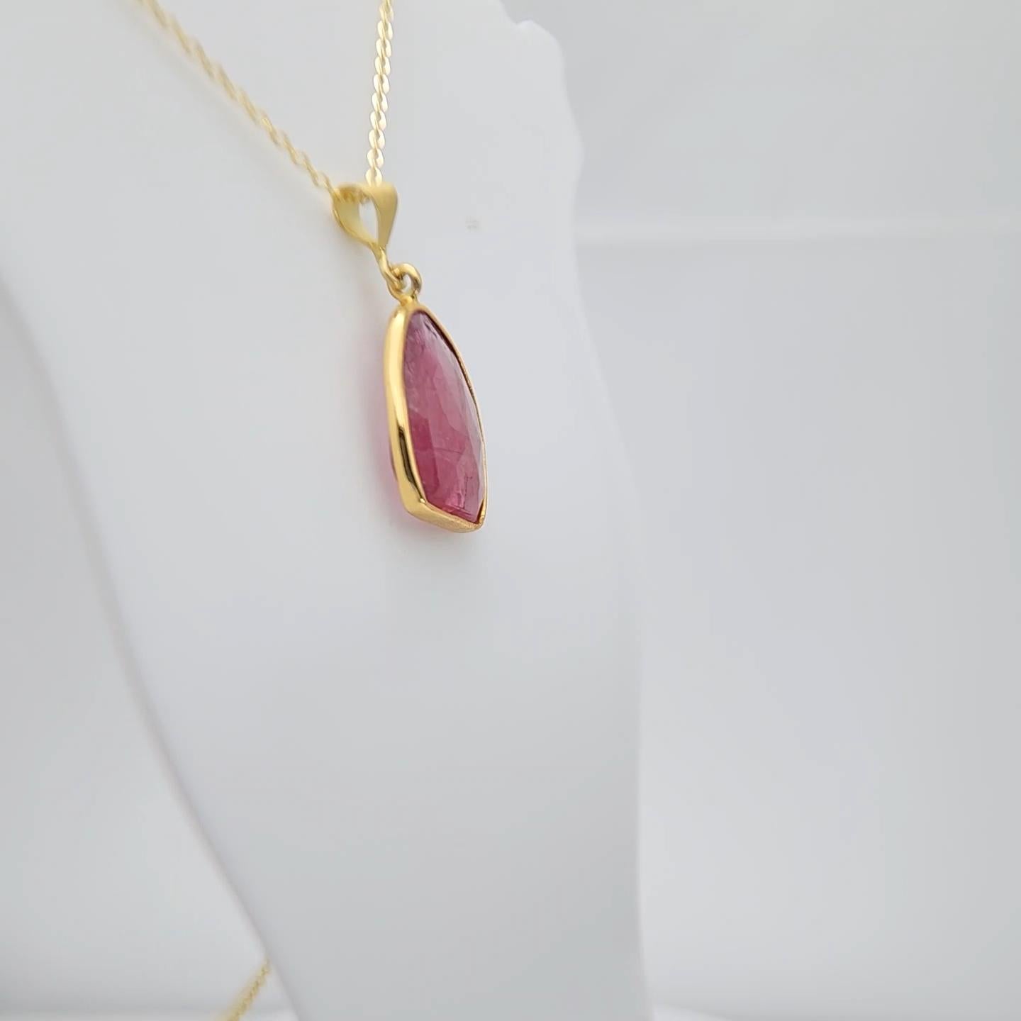 Ciondolo con gemma affettata di tormalina rosa in argento placcato in oro giallo in vendita 1