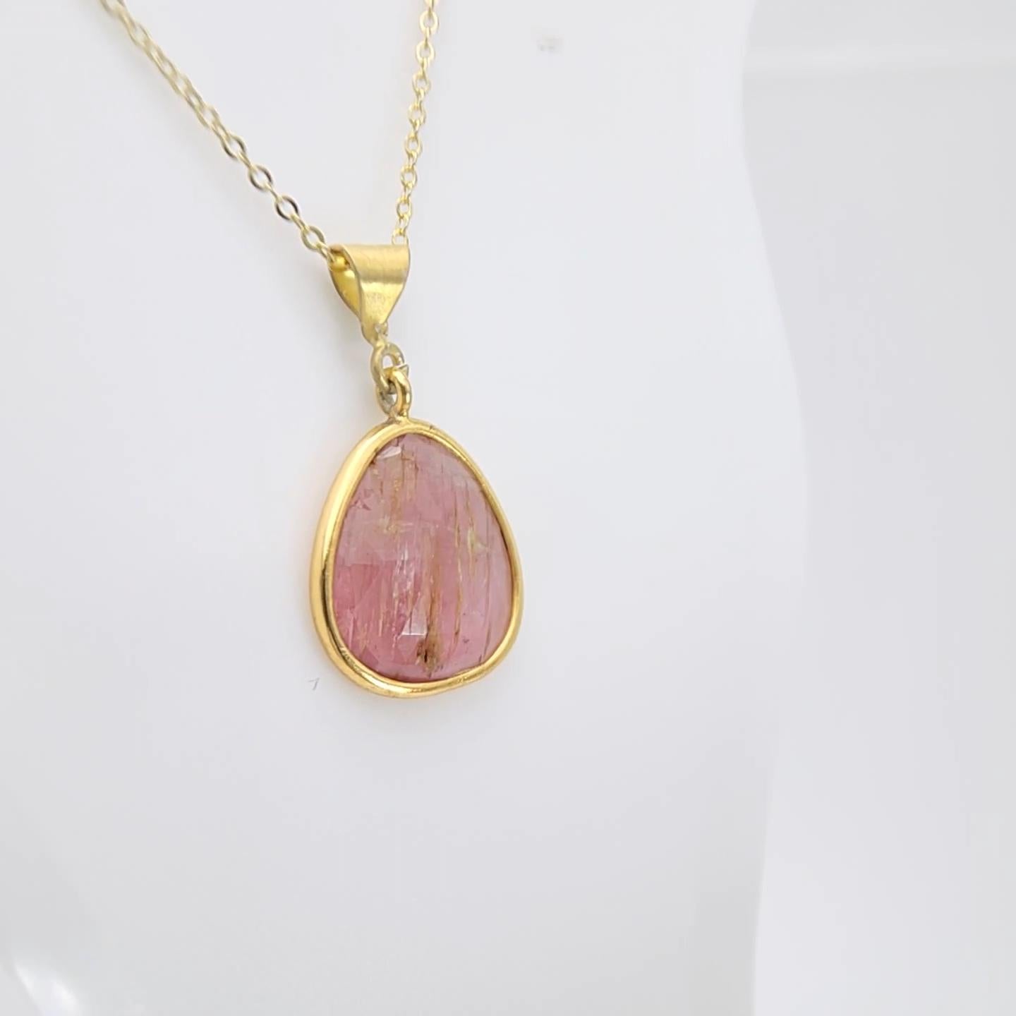 Ciondolo con gemma affettata di tormalina rosa in argento placcato in oro giallo in vendita 1