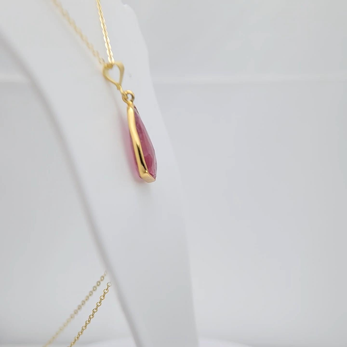 Ciondolo con gemma affettata di tormalina rosa in argento placcato in oro giallo in vendita 2