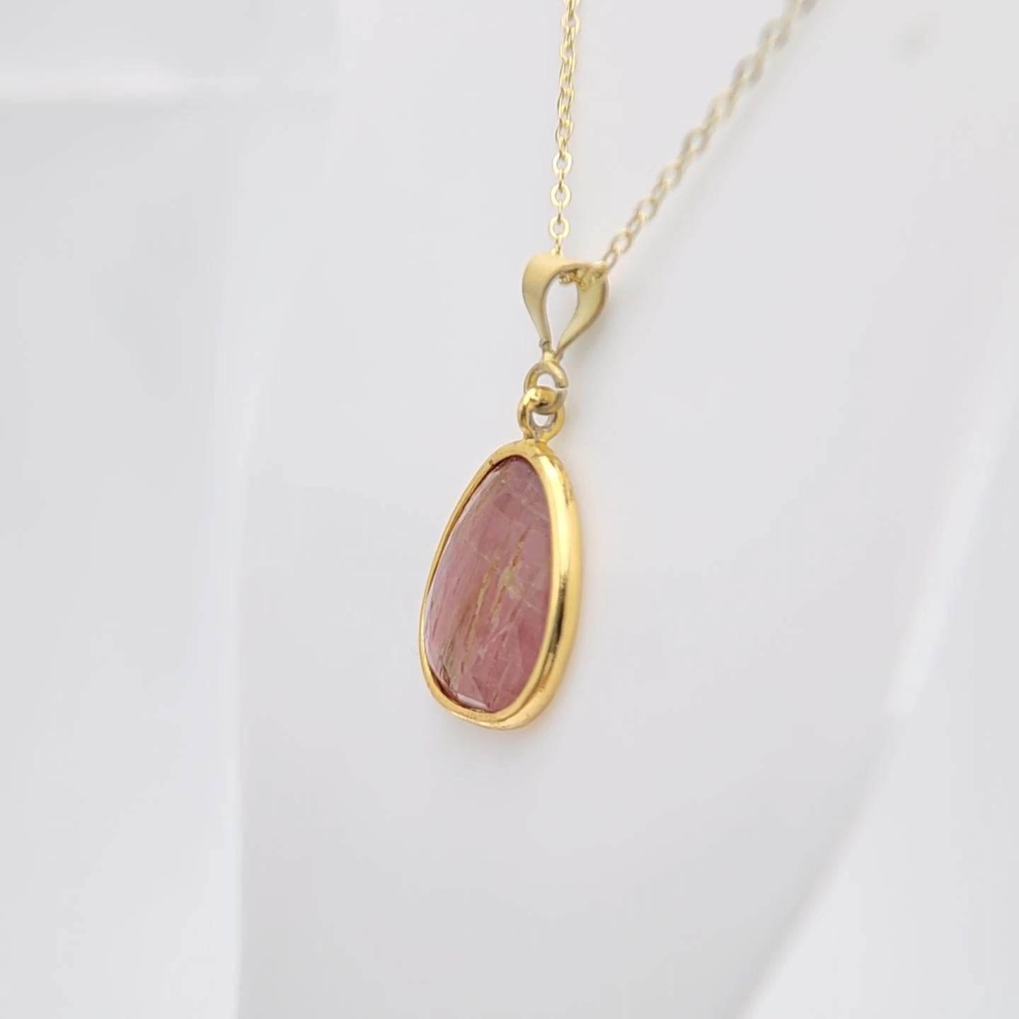 Ciondolo con gemma affettata di tormalina rosa in argento placcato in oro giallo in vendita 2