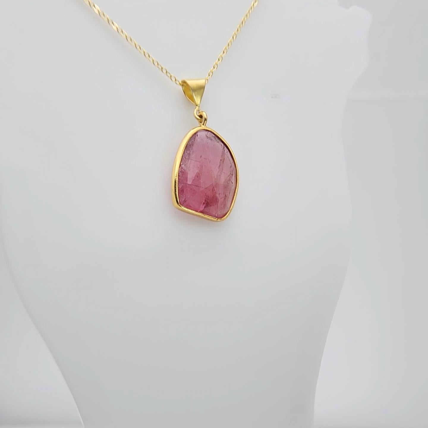 Ciondolo con gemma affettata di tormalina rosa in argento placcato in oro giallo in vendita 3