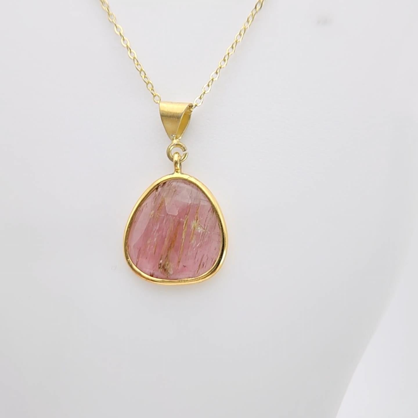 Ciondolo con gemma affettata di tormalina rosa in argento placcato in oro giallo in vendita 3