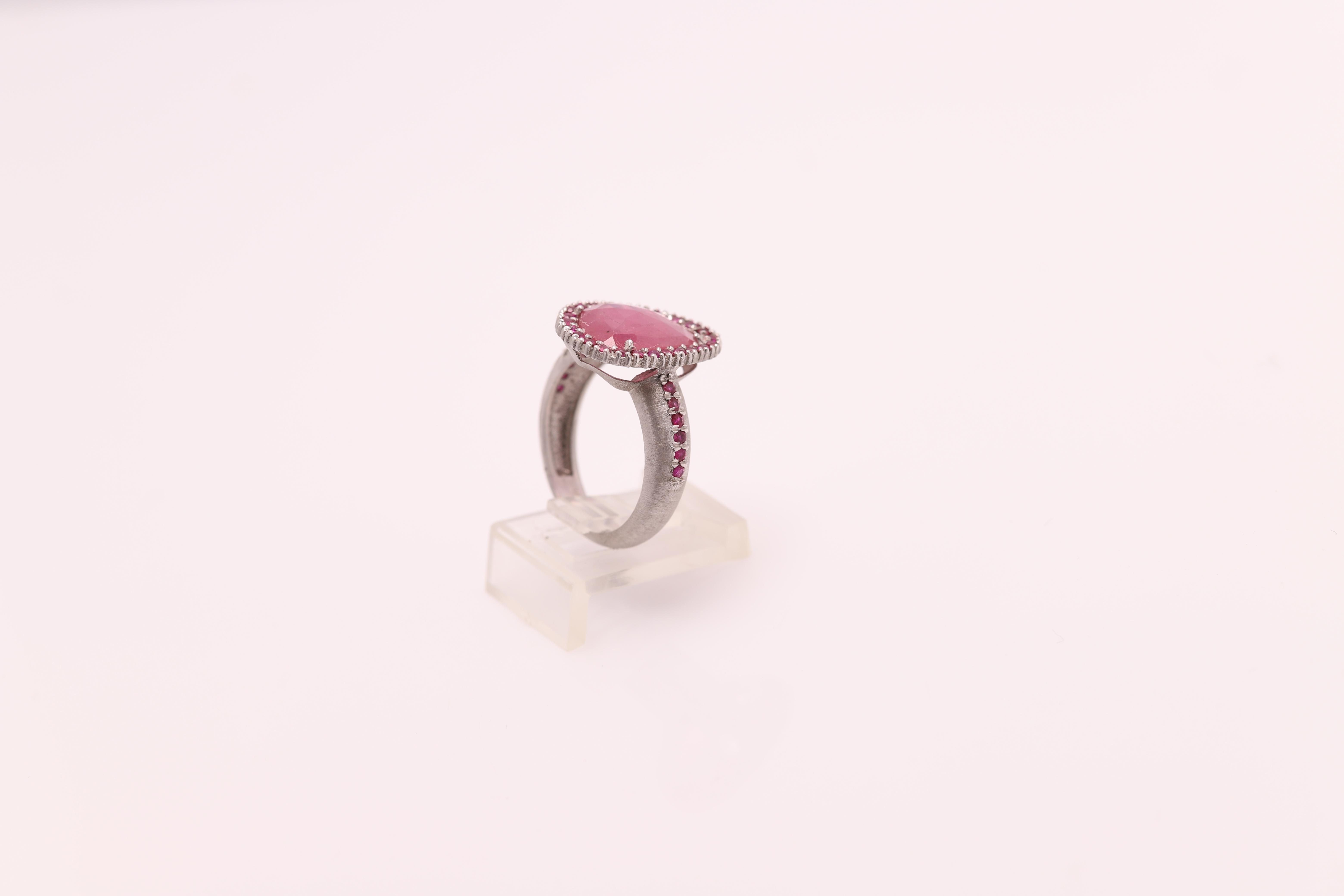 Vintage Pink Tourmaline Ring - Hand Made in Italy
14k White Gold 6.3 grams - mat finish (not shiny)
Small Round strong Pink Tourmaline around center.
Center is a 