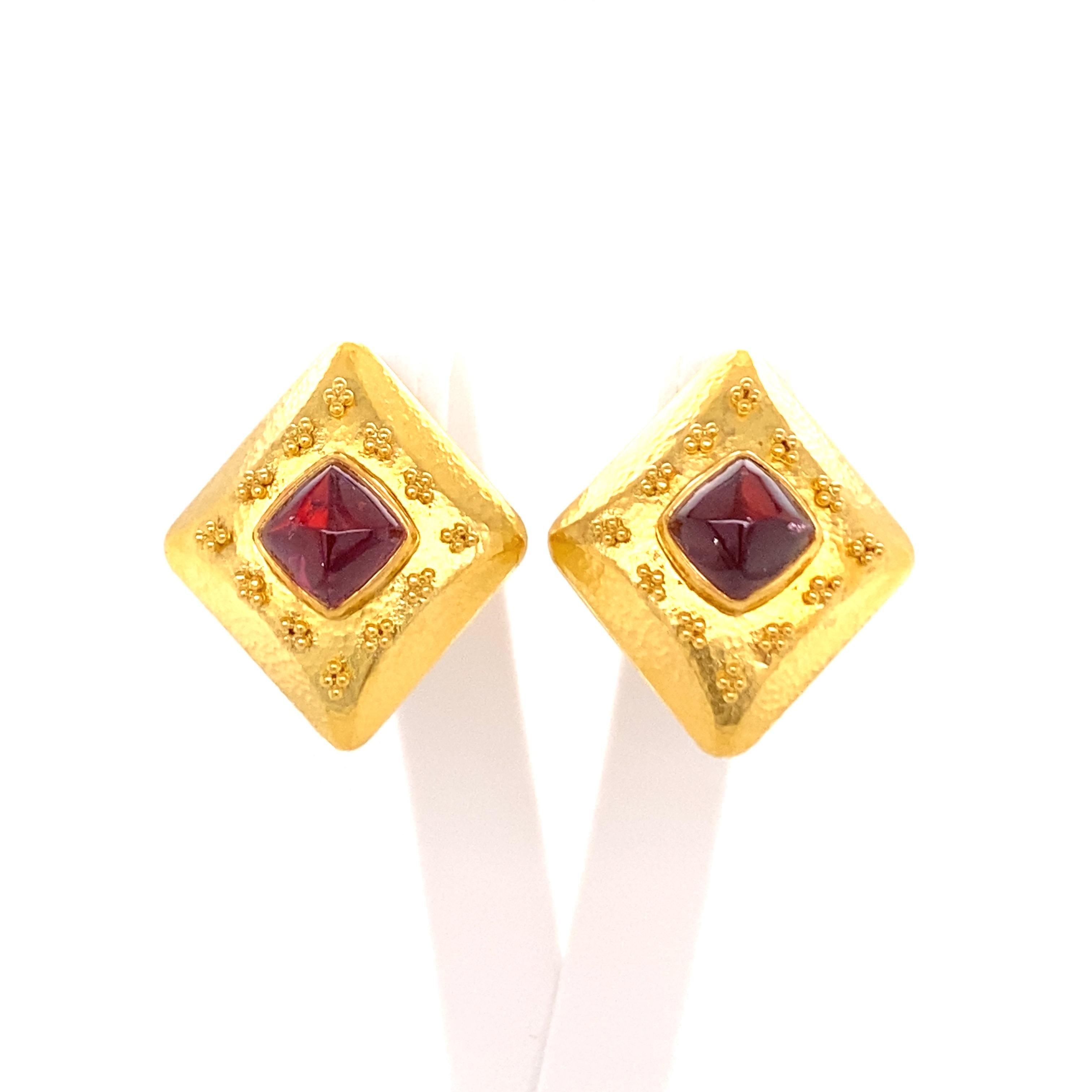 Pink Tourmaline Sugarloaf Earclips with Granulation in 18 Karat Yellow Gold In Good Condition For Sale In Lucerne, CH