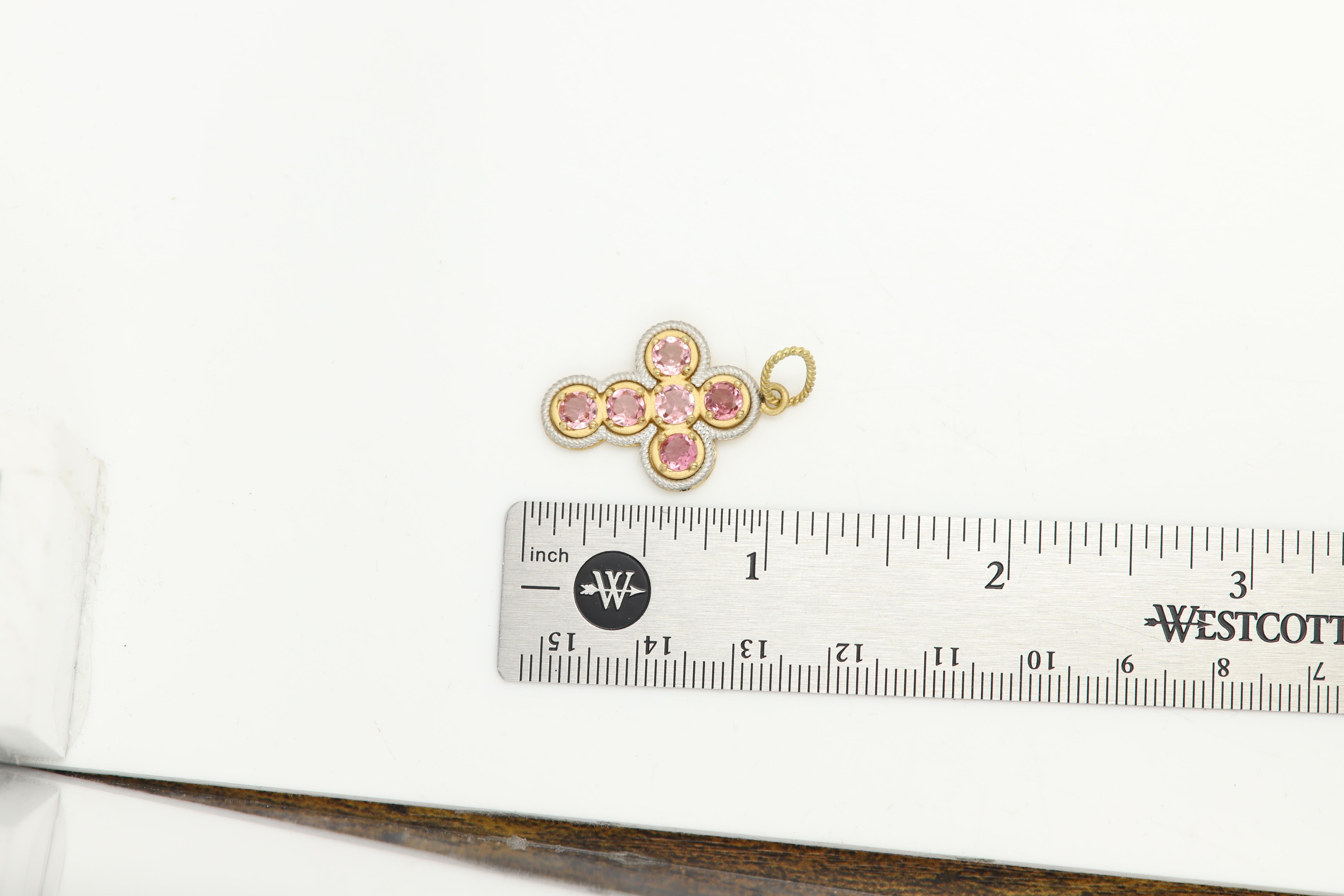 Vintage-Kreuz
nie benutzt
18k Gelbgold - zweifarbige Goldkombination, Gewicht ca. 5,3 Gramm
Weißgold und Gelbgold, alle matt strukturiert (nicht glänzend)
Natürlicher Turmalin schön rosa Farbe AAA
jeder Stein ist ca. 4,0mm insgesamt ca. zwischen