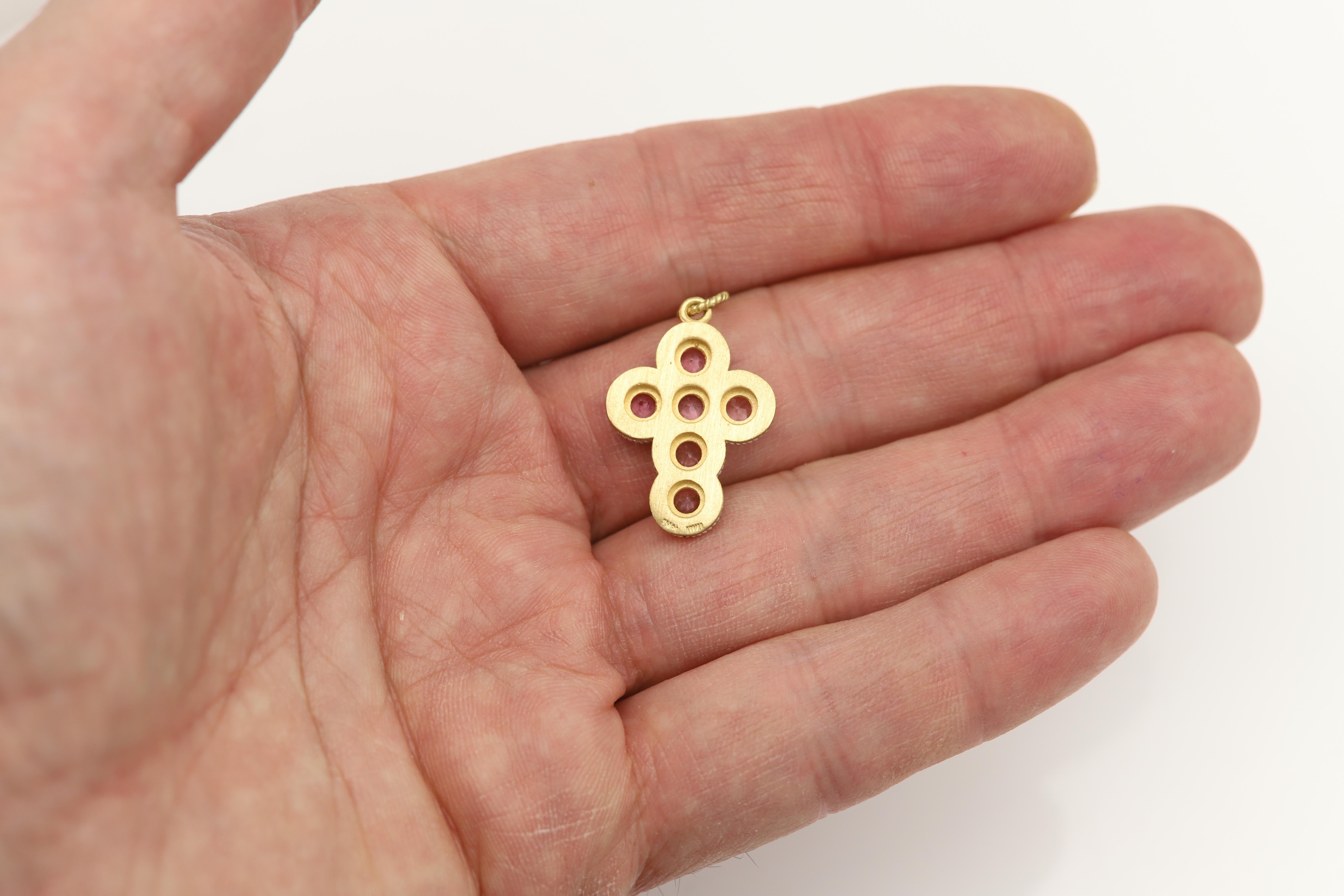 Rosa Turmalin Vintage Kreuz 18 Karat zwei Ton Gold in Italien gemacht Kreuz Anhänger im Zustand „Neu“ im Angebot in Brooklyn, NY
