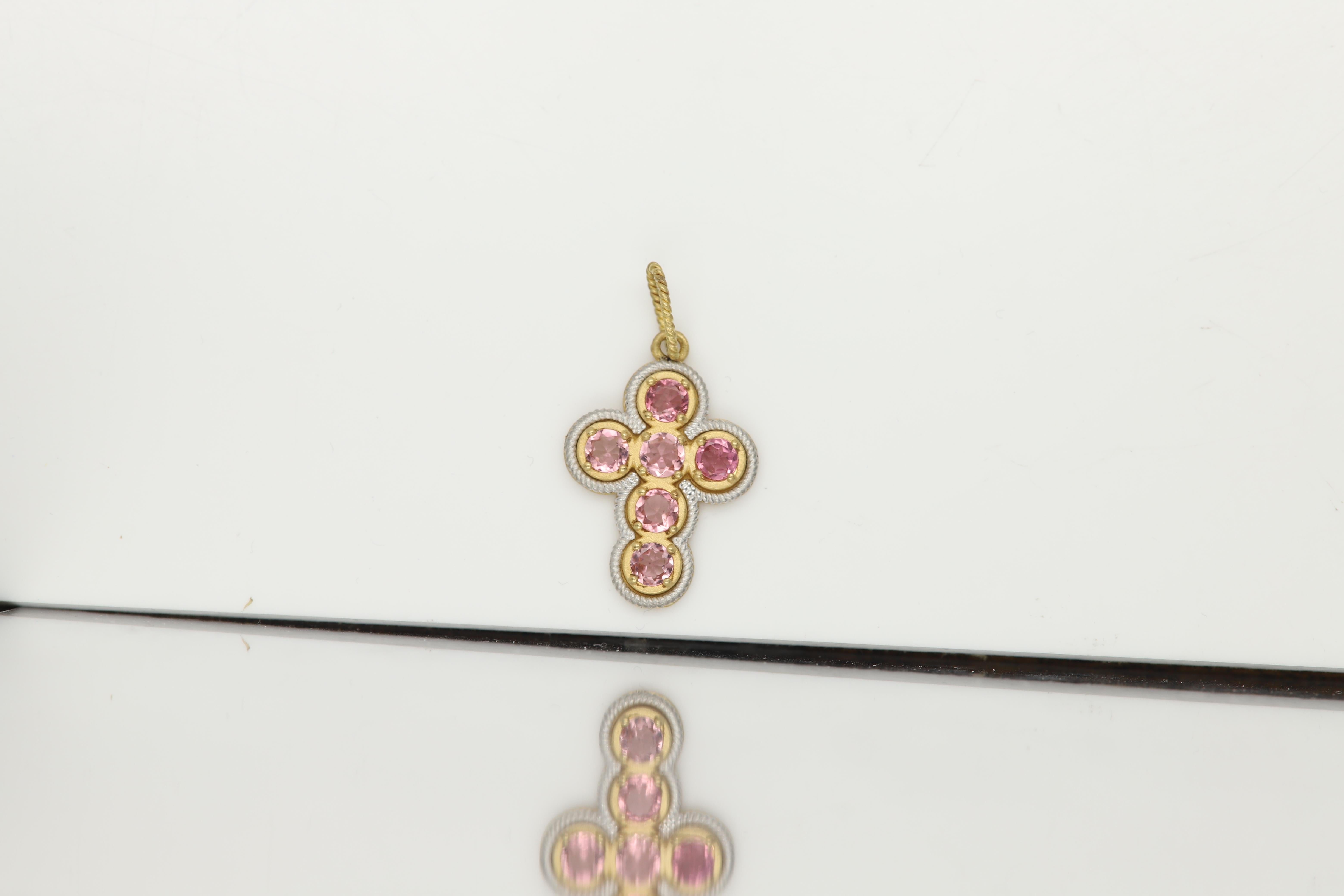 Rosa Turmalin Vintage Kreuz 18 Karat zwei Ton Gold in Italien gemacht Kreuz Anhänger Damen im Angebot